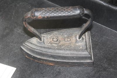 Antique #6 Iron. 3 3/4" x 4 3/4"