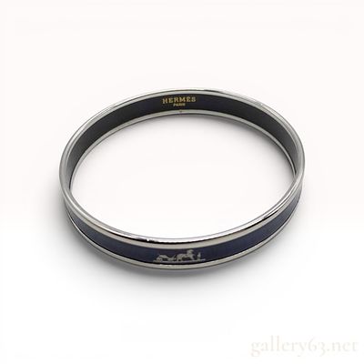 Hermes Narrow Caleche Enamel Bangle Bracelet. This Hermes narrow bangle bracelet is constructed 