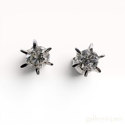 A Pair of 1.24ctw (.62/.62) Diamond and Pt900 Platinum Stud Earrings. A pair of stud earrings 