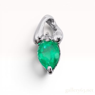An 18K White Gold 1.00ct Pear-Cut Emerald and Diamond Pendant. This contemporary gemstone 