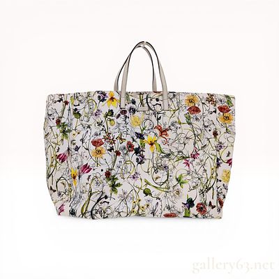 Gucci Flora Canvas Large Tote Bag. Large Gucci shopper tote crafted from off-white canvas 