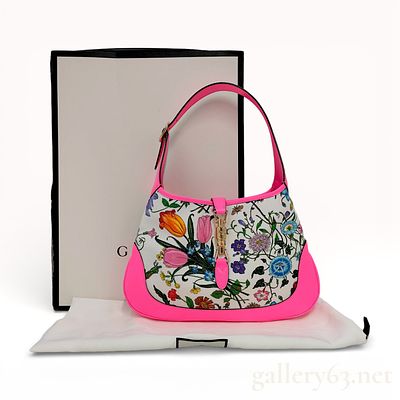 Gucci Jackie Floral Gucci 1961 Bag - Like New. Gucci medium Jackie 1961 bag featuring a canvas 