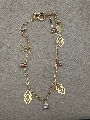 18K Tri-tone Bracelet. 18k yellow, white, and rose gold 6 inches long but does have an extension.