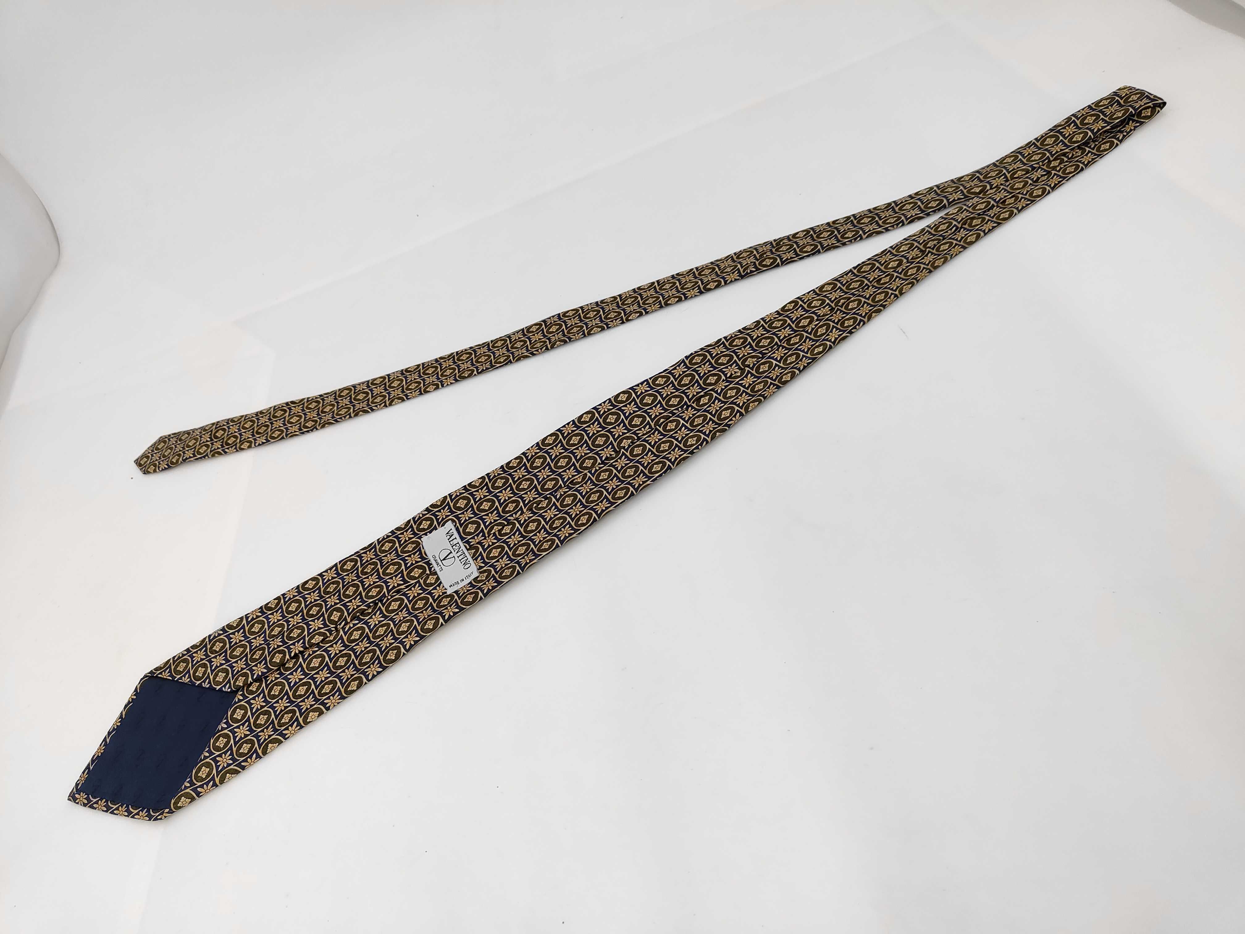 Valentino Cravatte Silk Geometric Medallion Pattern Necktie