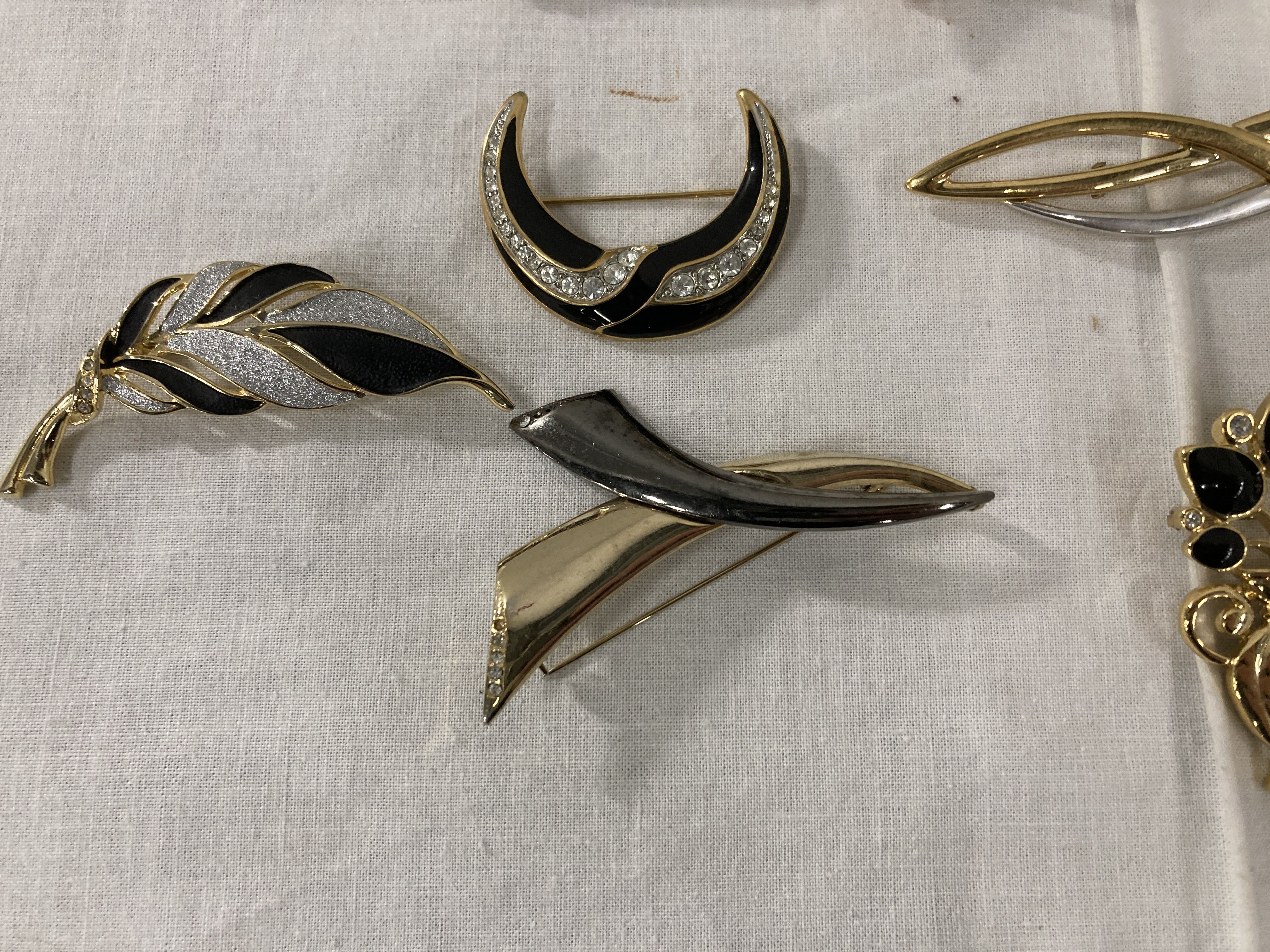 Collection of Fifteen Assorted Gold-Tone and Enamel Fashion Brooches
