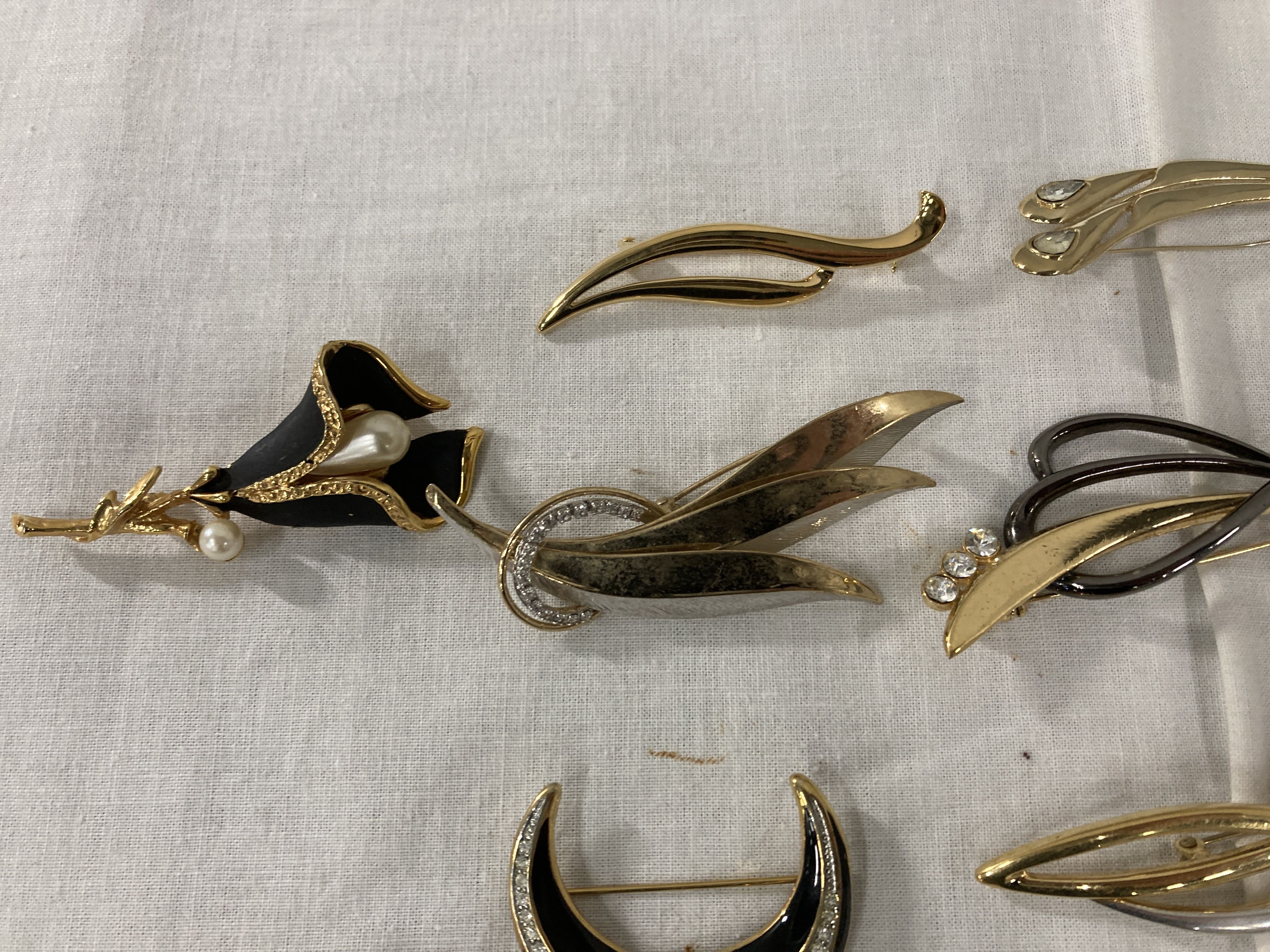 Collection of Fifteen Assorted Gold-Tone and Enamel Fashion Brooches