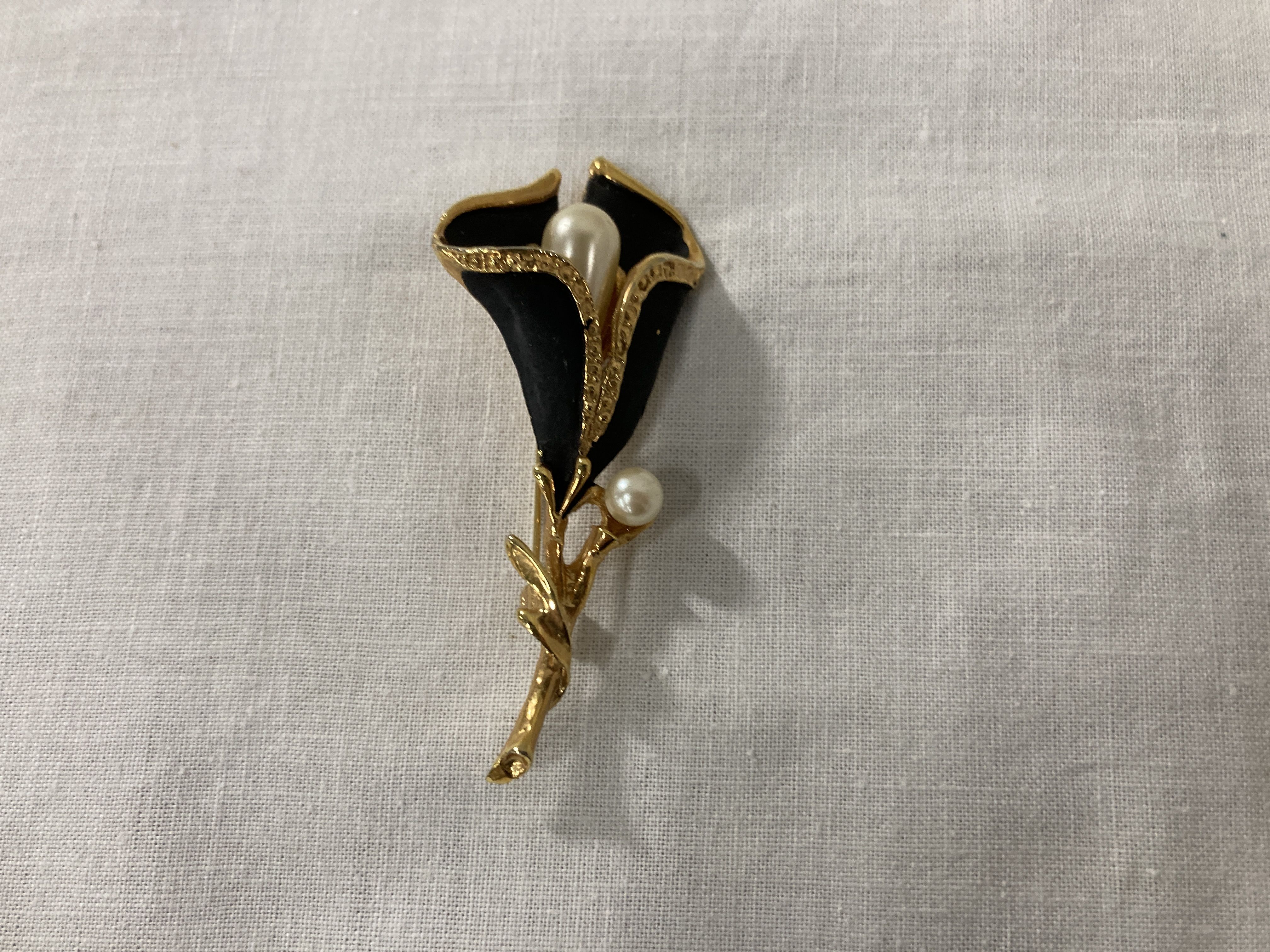 Collection of Fifteen Assorted Gold-Tone and Enamel Fashion Brooches