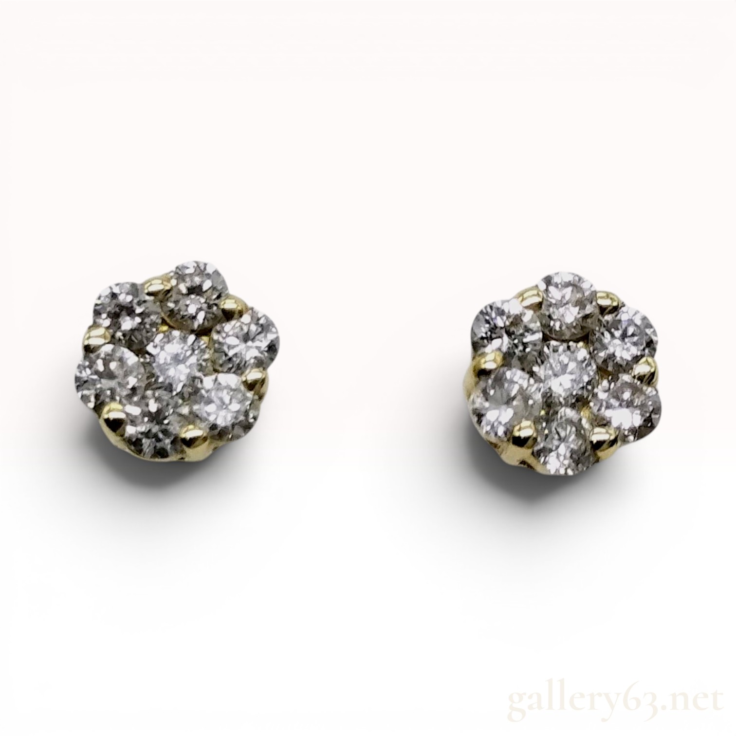 A Pair of Diamond Flower Cluster Stud Earrings in 18K Yellow Gold