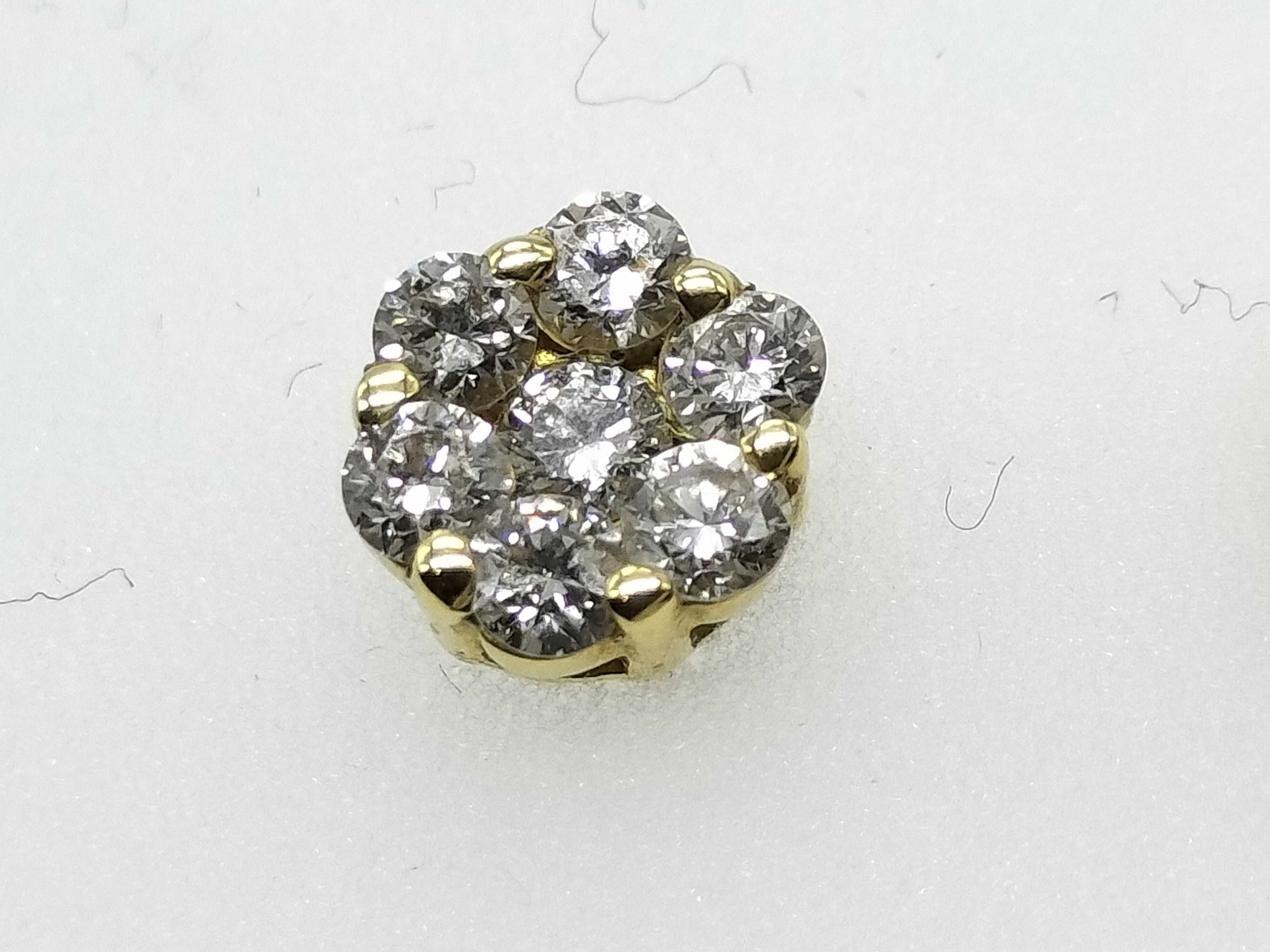 A Pair of Diamond Flower Cluster Stud Earrings in 18K Yellow Gold