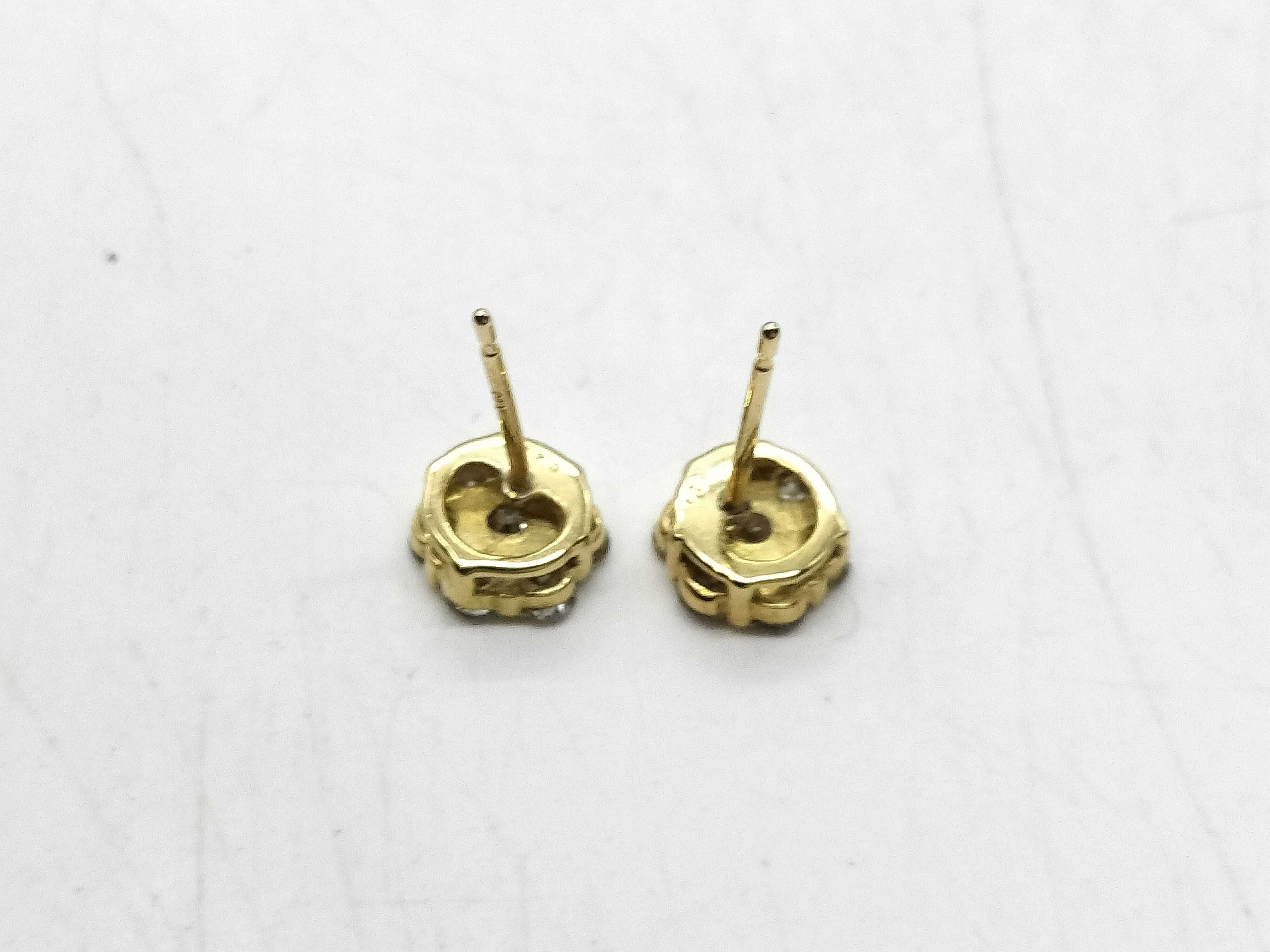 A Pair of Diamond Flower Cluster Stud Earrings in 18K Yellow Gold