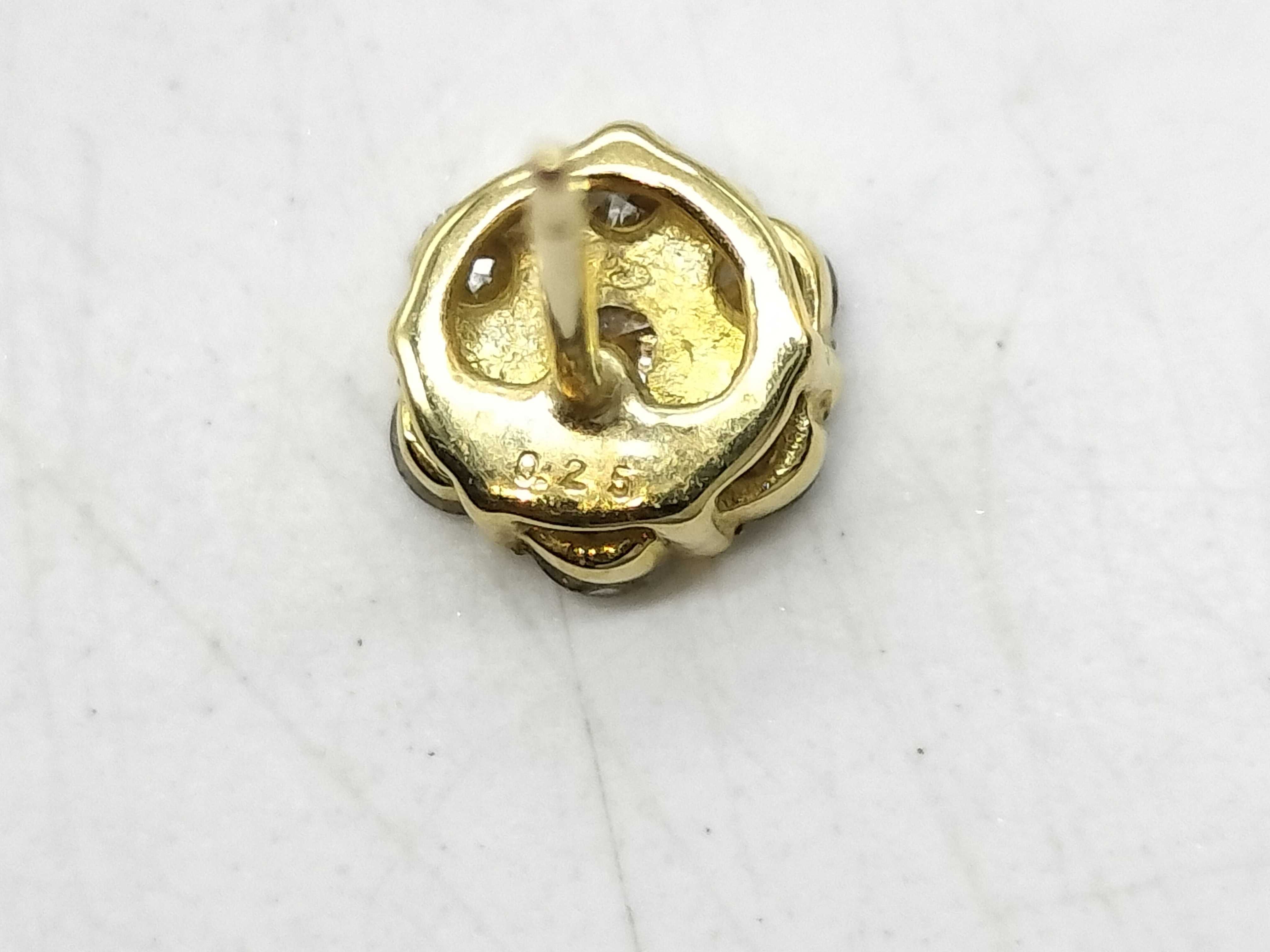 A Pair of Diamond Flower Cluster Stud Earrings in 18K Yellow Gold