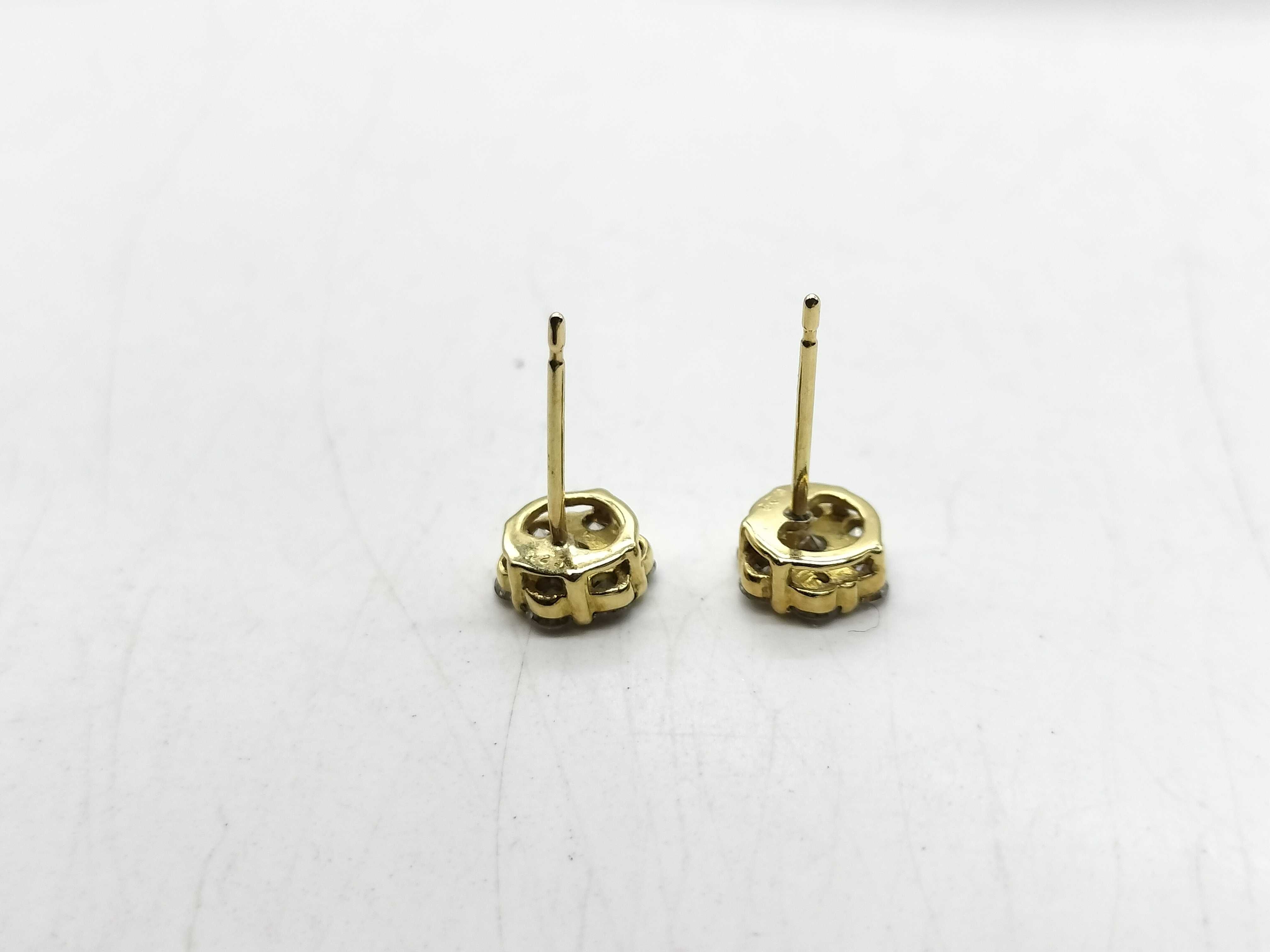 A Pair of Diamond Flower Cluster Stud Earrings in 18K Yellow Gold