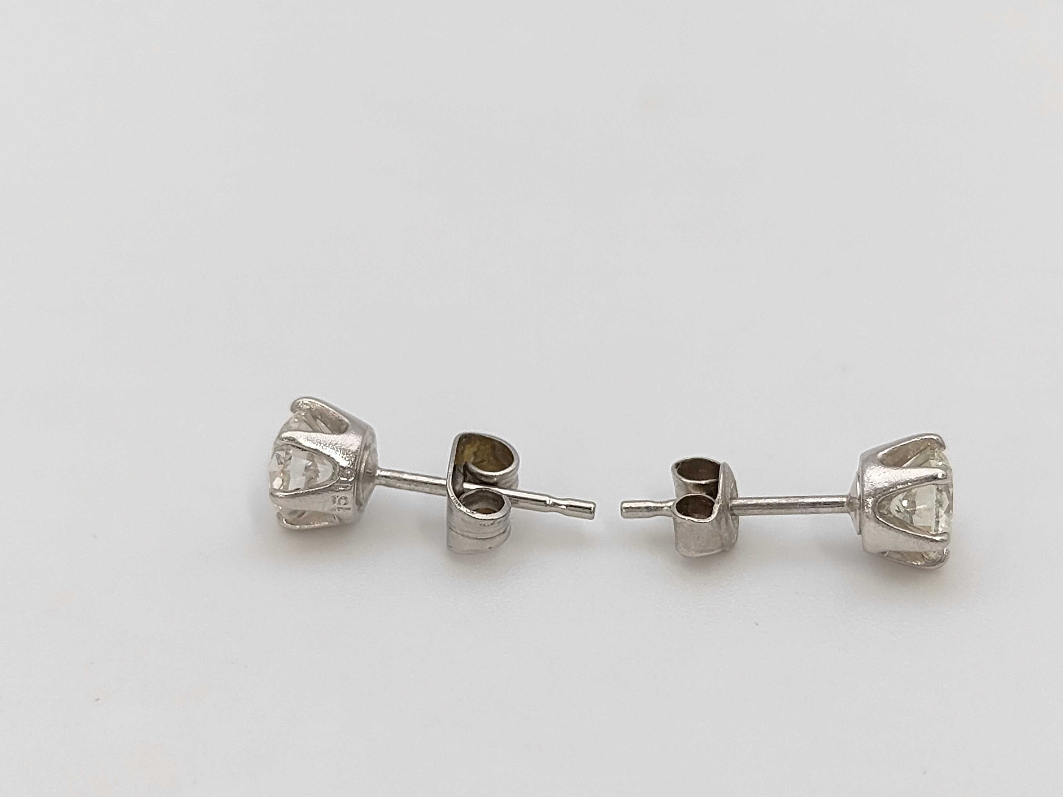 A Pair of 1.5ctw Platinum and Round Brilliant Cut Colorless Natural Diamond Stud Earrings