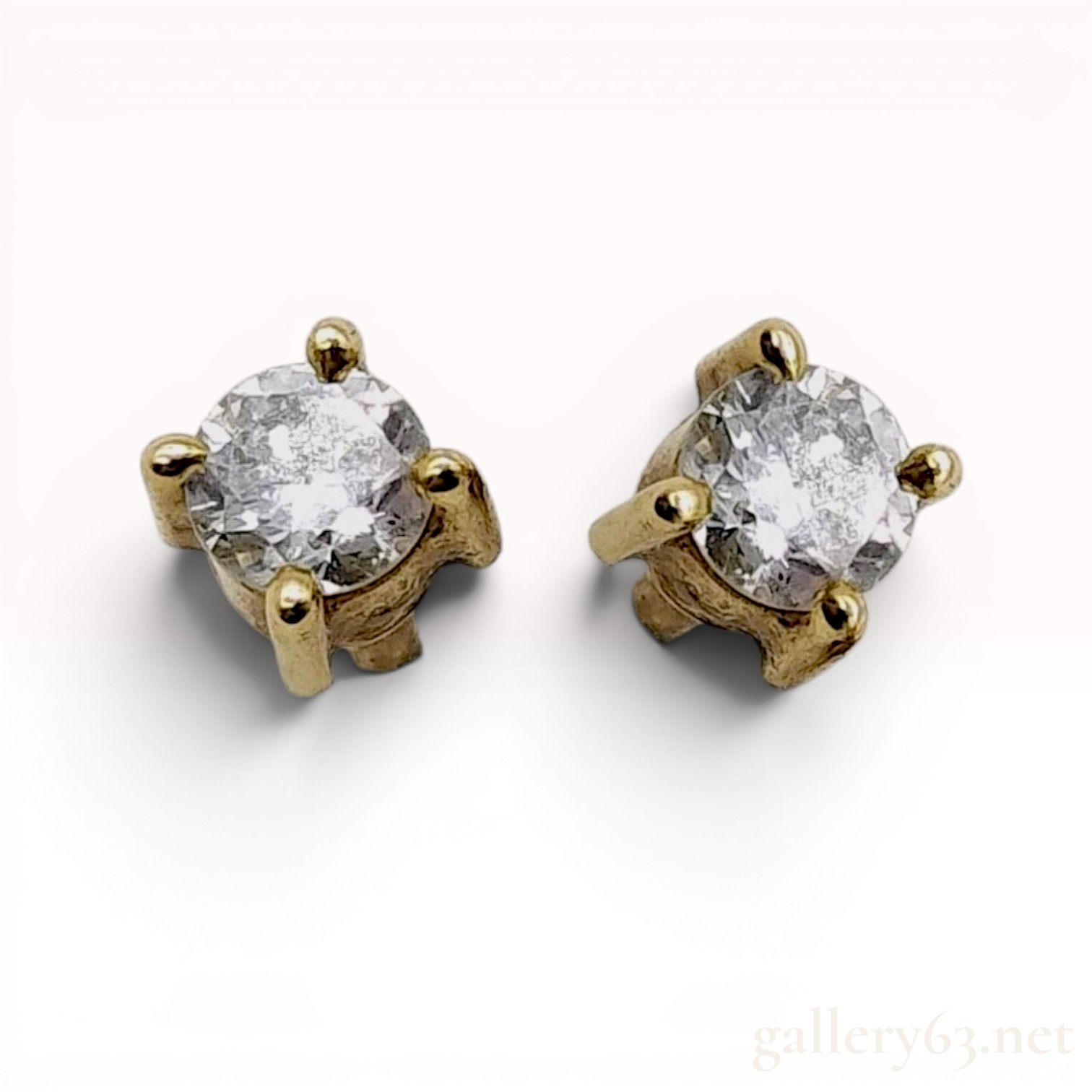 A Pair of Diamond Stud Earrings in 14 Karat Yellow Gold