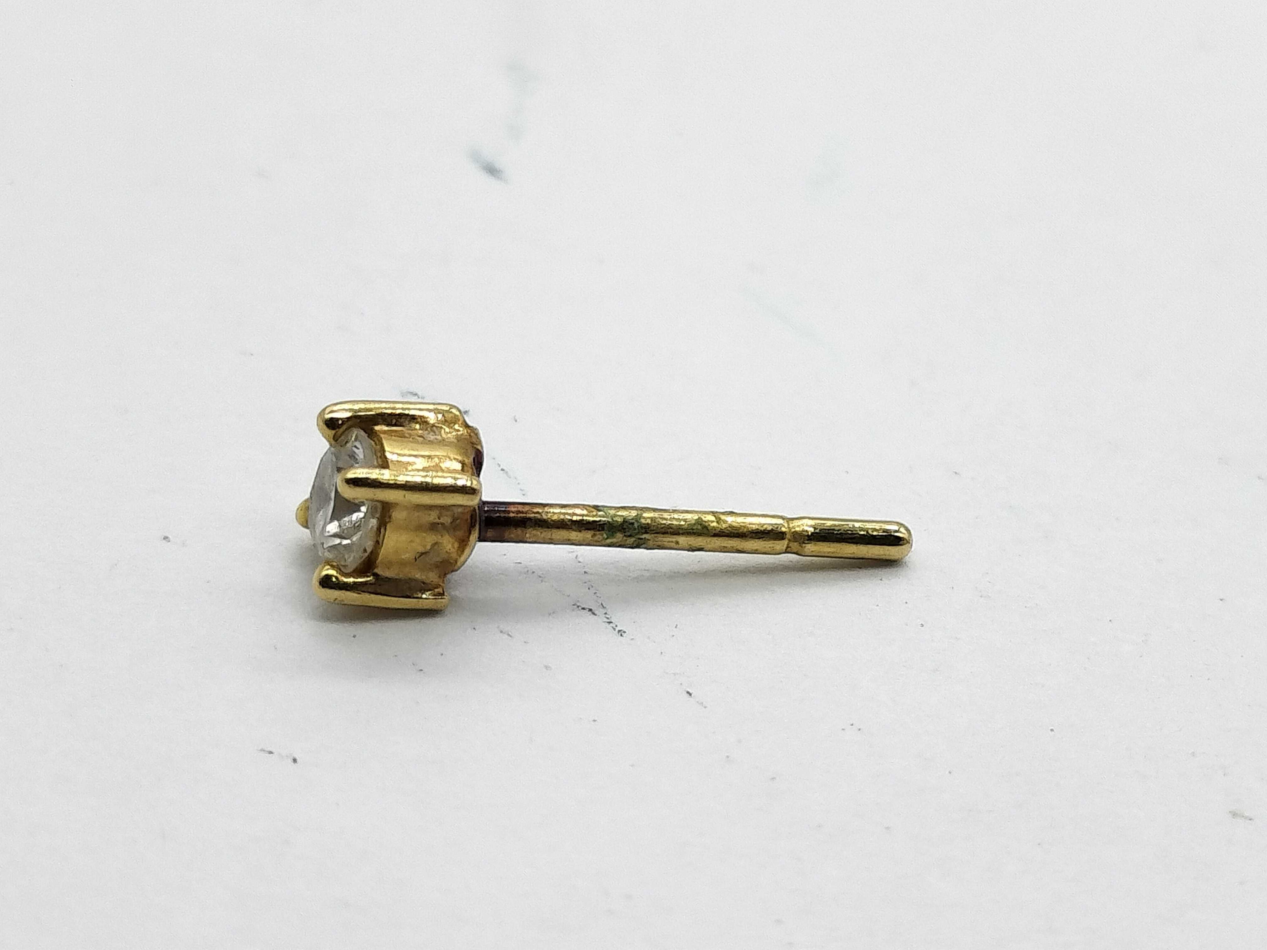 A Pair of Diamond Stud Earrings in 14 Karat Yellow Gold