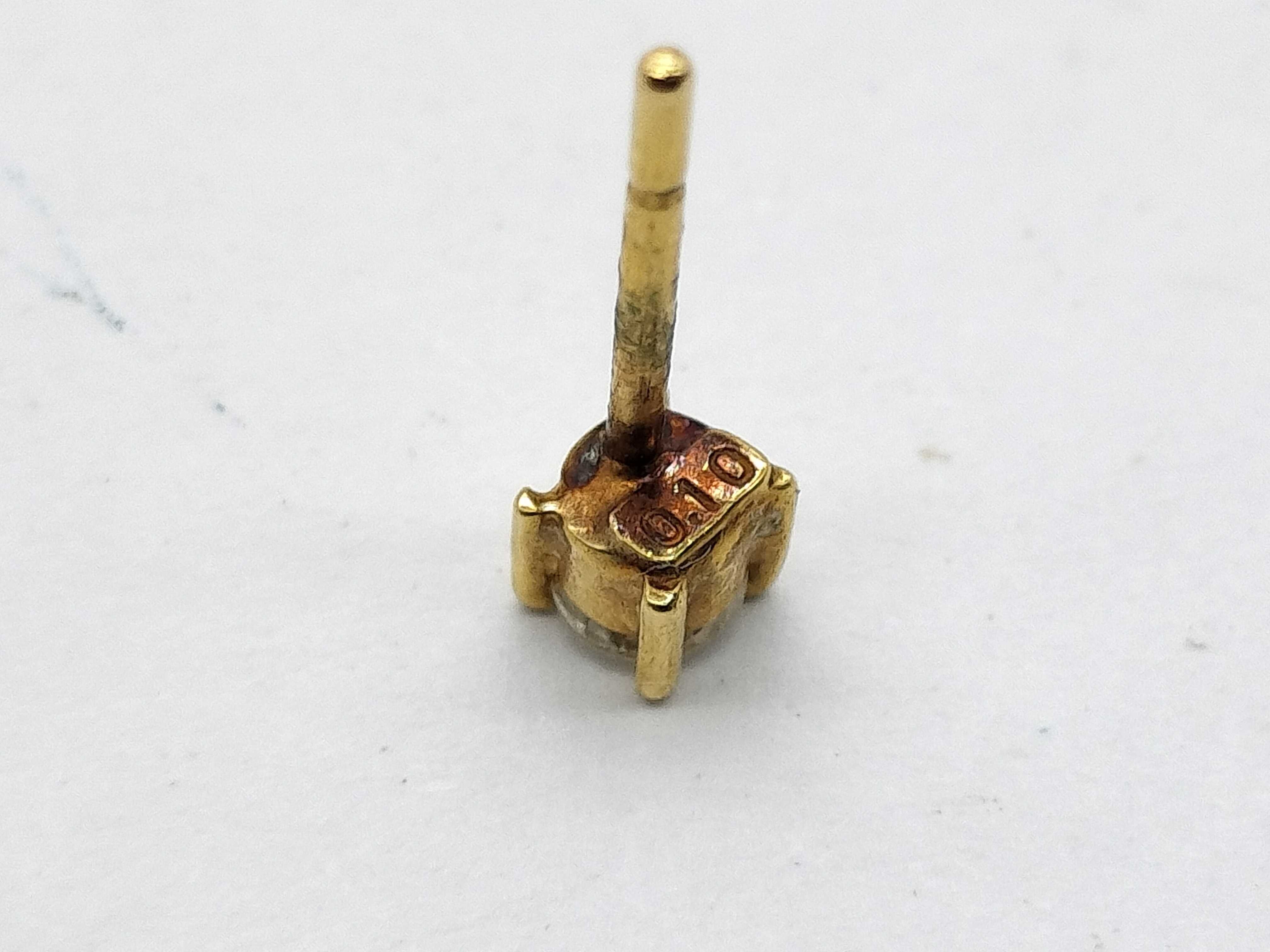 A Pair of Diamond Stud Earrings in 14 Karat Yellow Gold