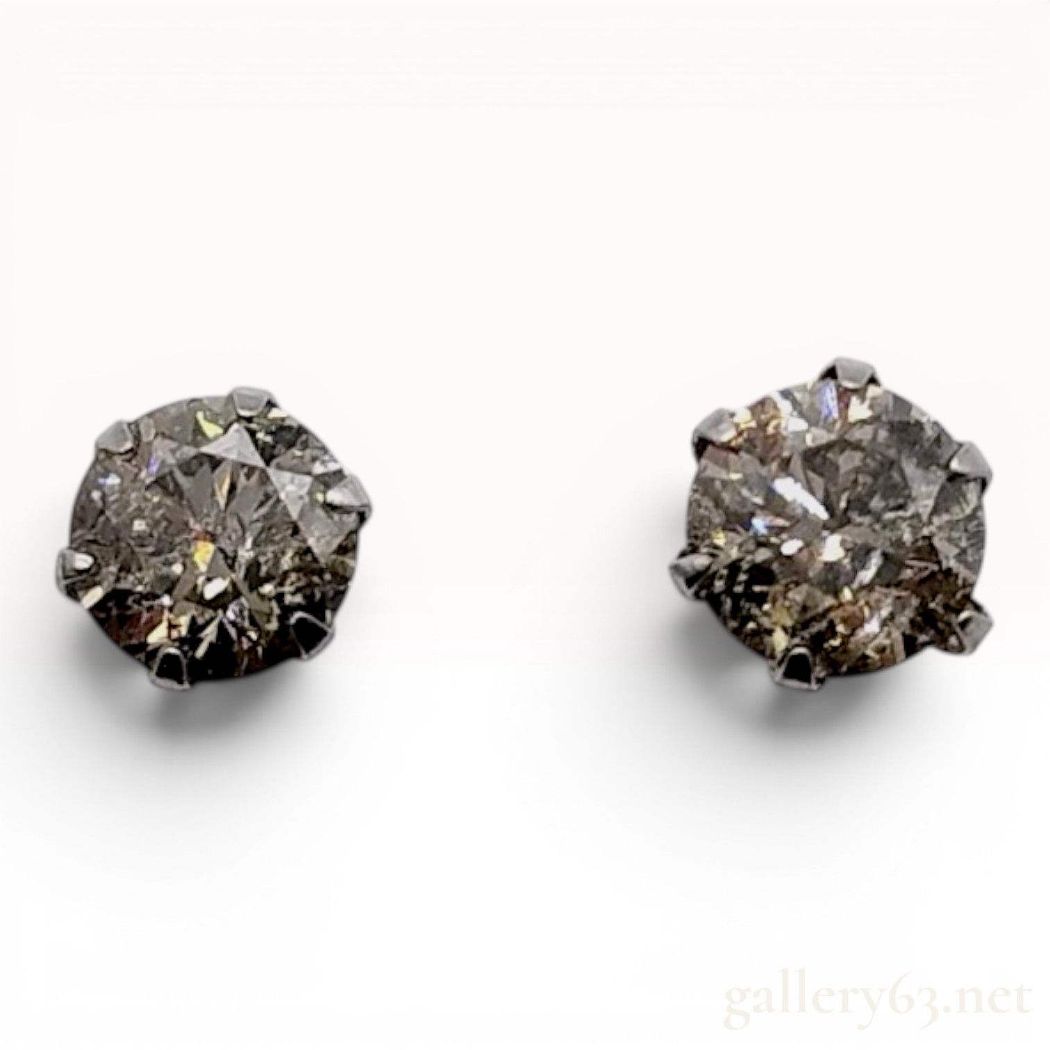 A Pair of Round Brilliant Cut Diamond Stud Earrings in Pt900 Platinum 0.60 ctw