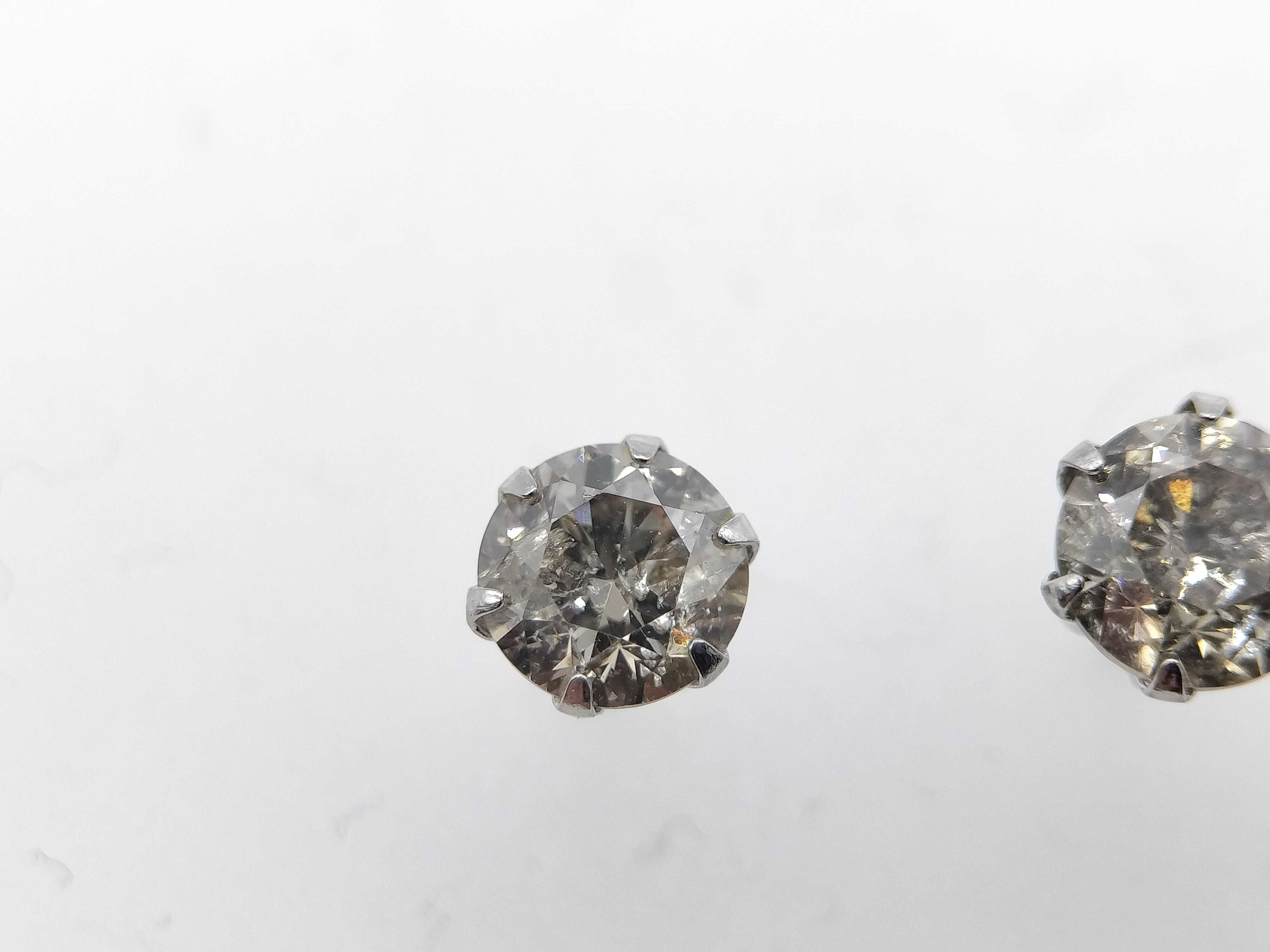 A Pair of Round Brilliant Cut Diamond Stud Earrings in Pt900 Platinum 0.60 ctw
