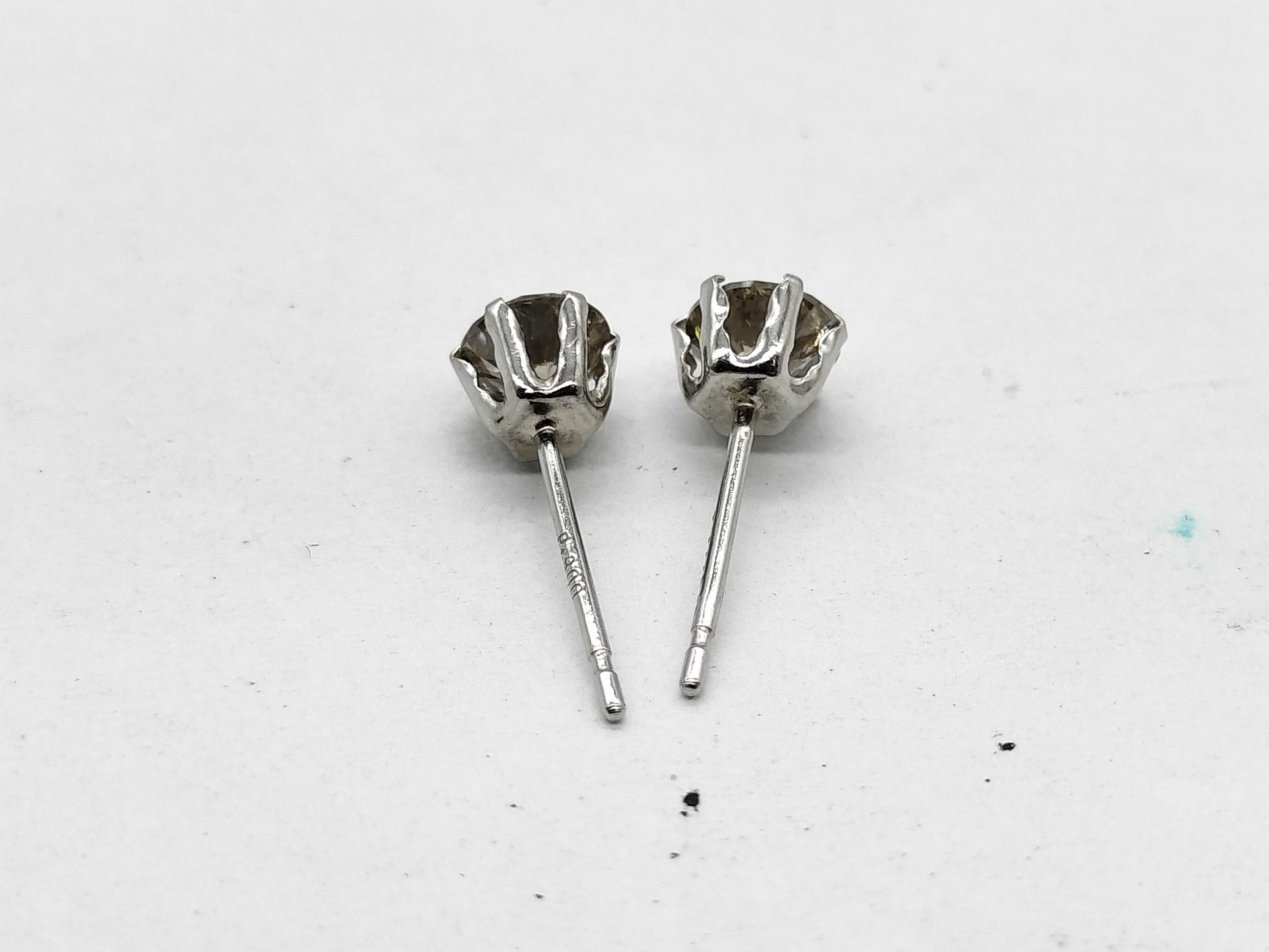 A Pair of Round Brilliant Cut Diamond Stud Earrings in Pt900 Platinum 0.60 ctw