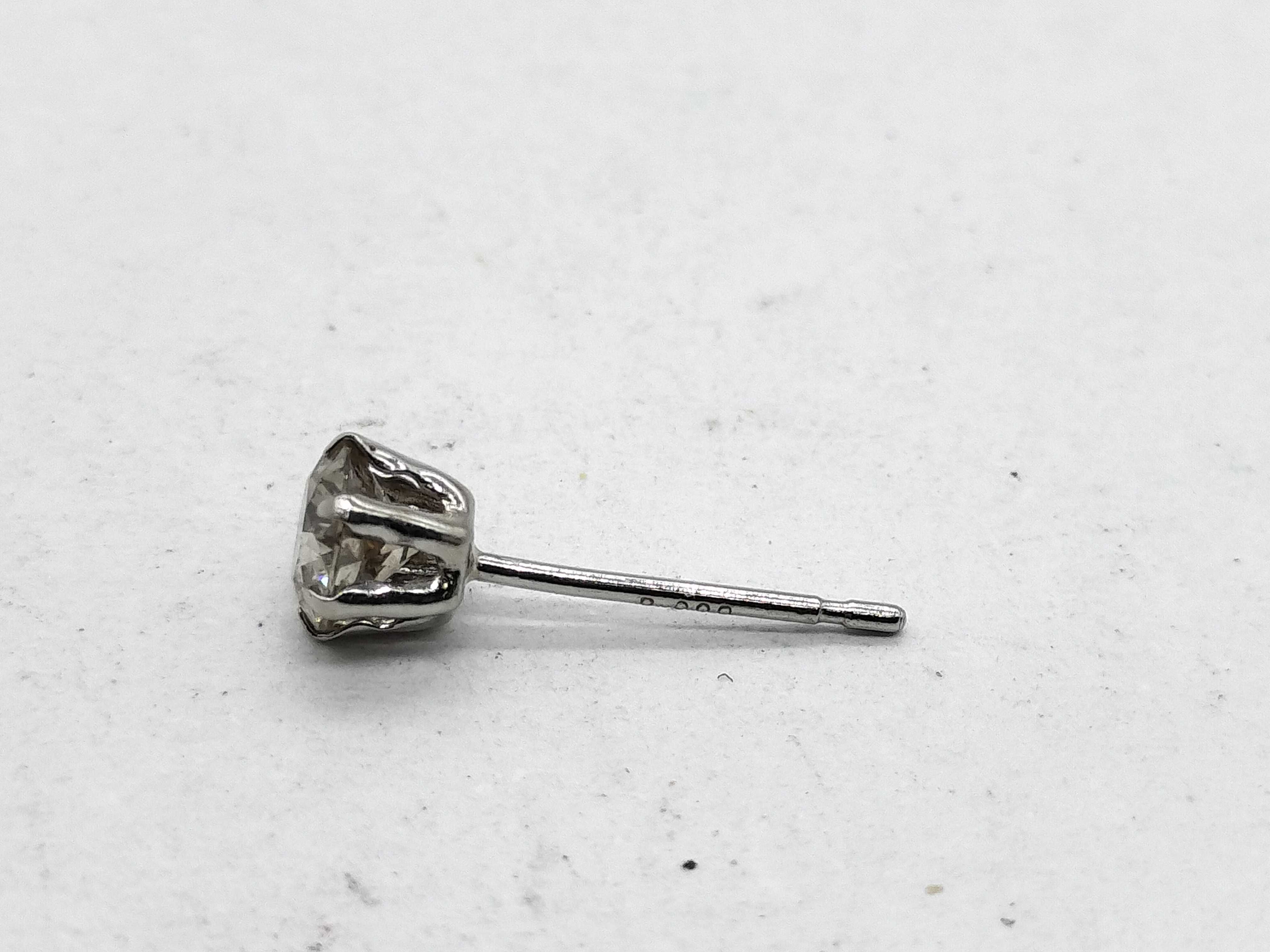 A Pair of Round Brilliant Cut Diamond Stud Earrings in Pt900 Platinum 0.60 ctw