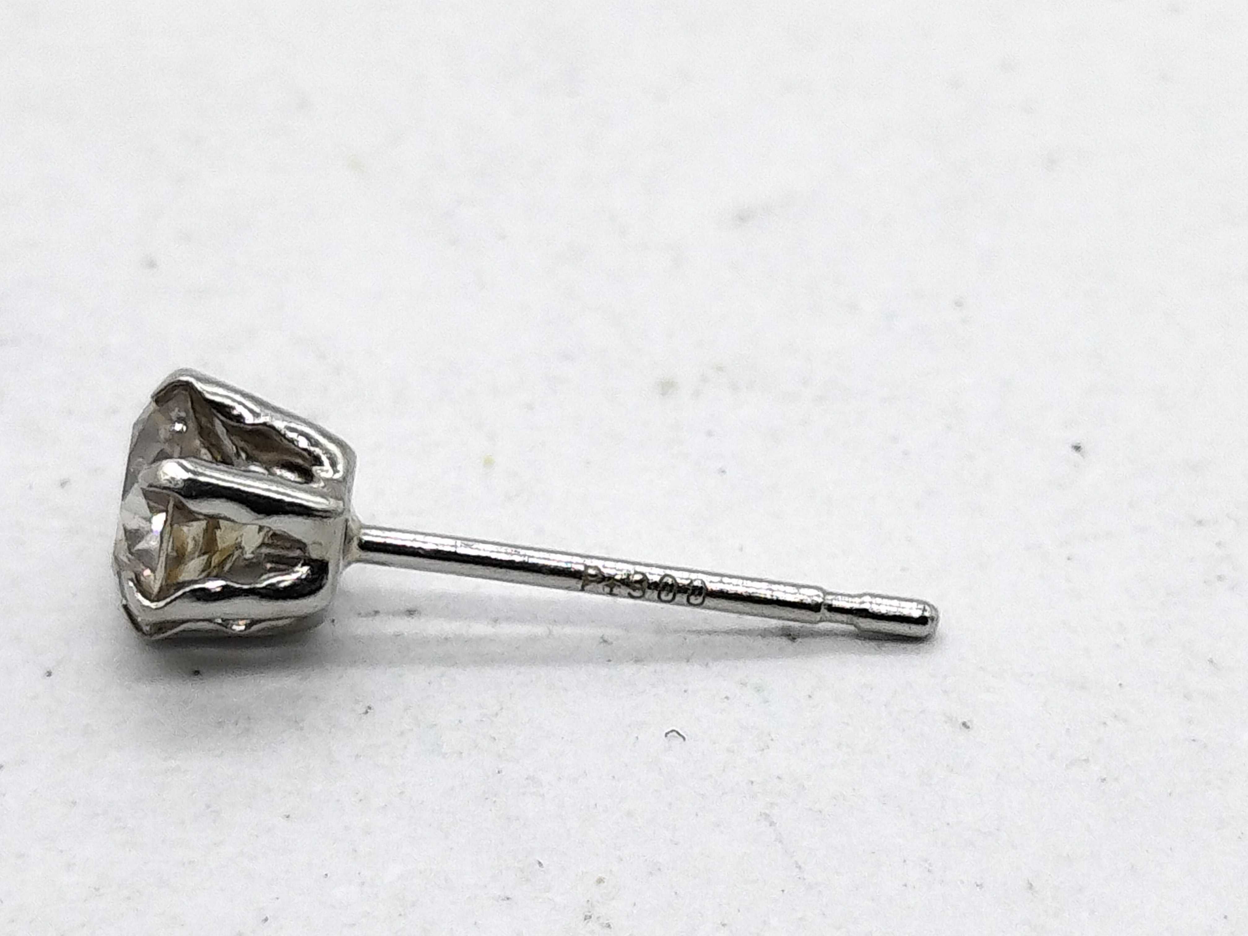 A Pair of Round Brilliant Cut Diamond Stud Earrings in Pt900 Platinum 0.60 ctw
