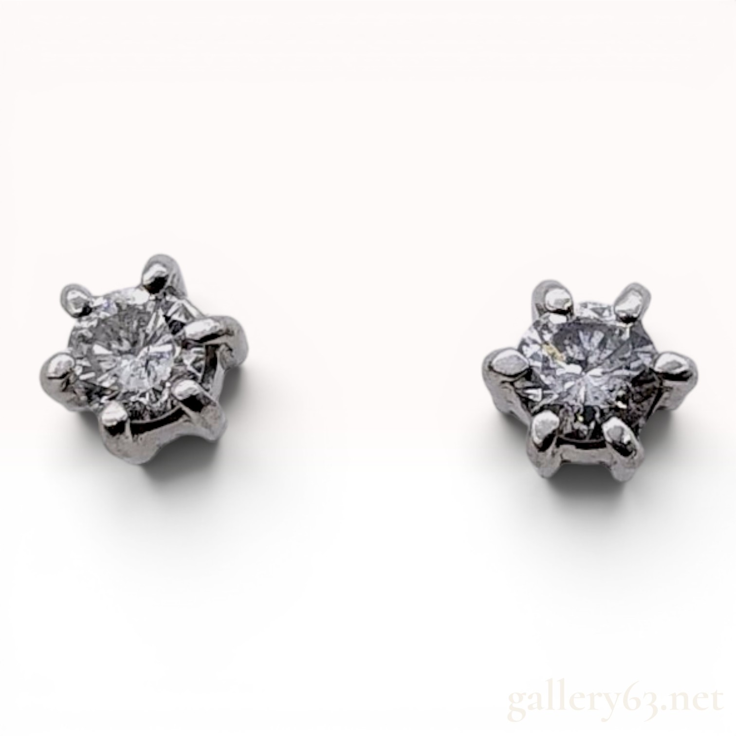 A Pair of Pt900 Platinum and Diamond Stud Earrings