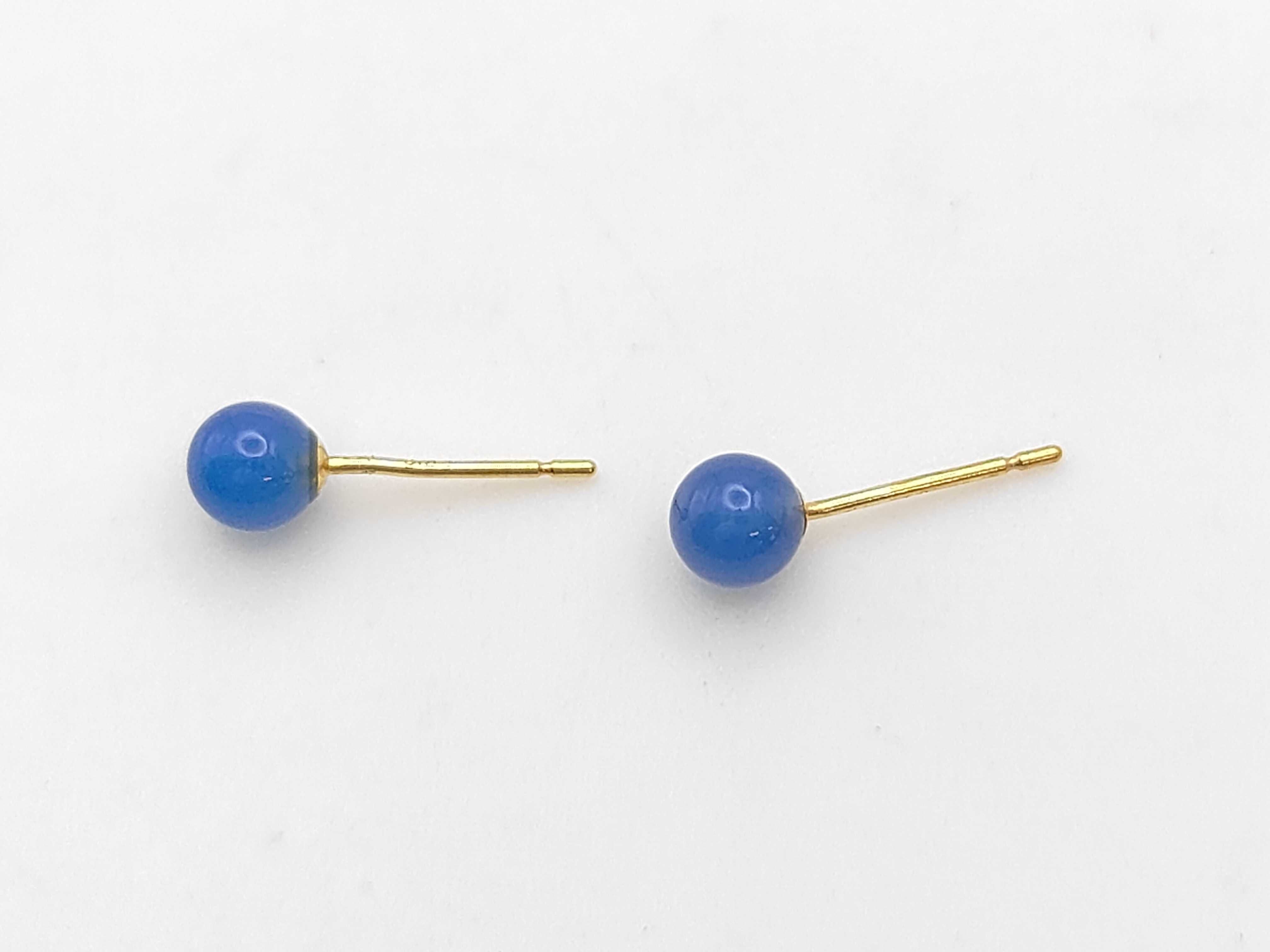 A Pair of 18K Yellow Gold and Blue Chalcedony Ball Stud Earrings