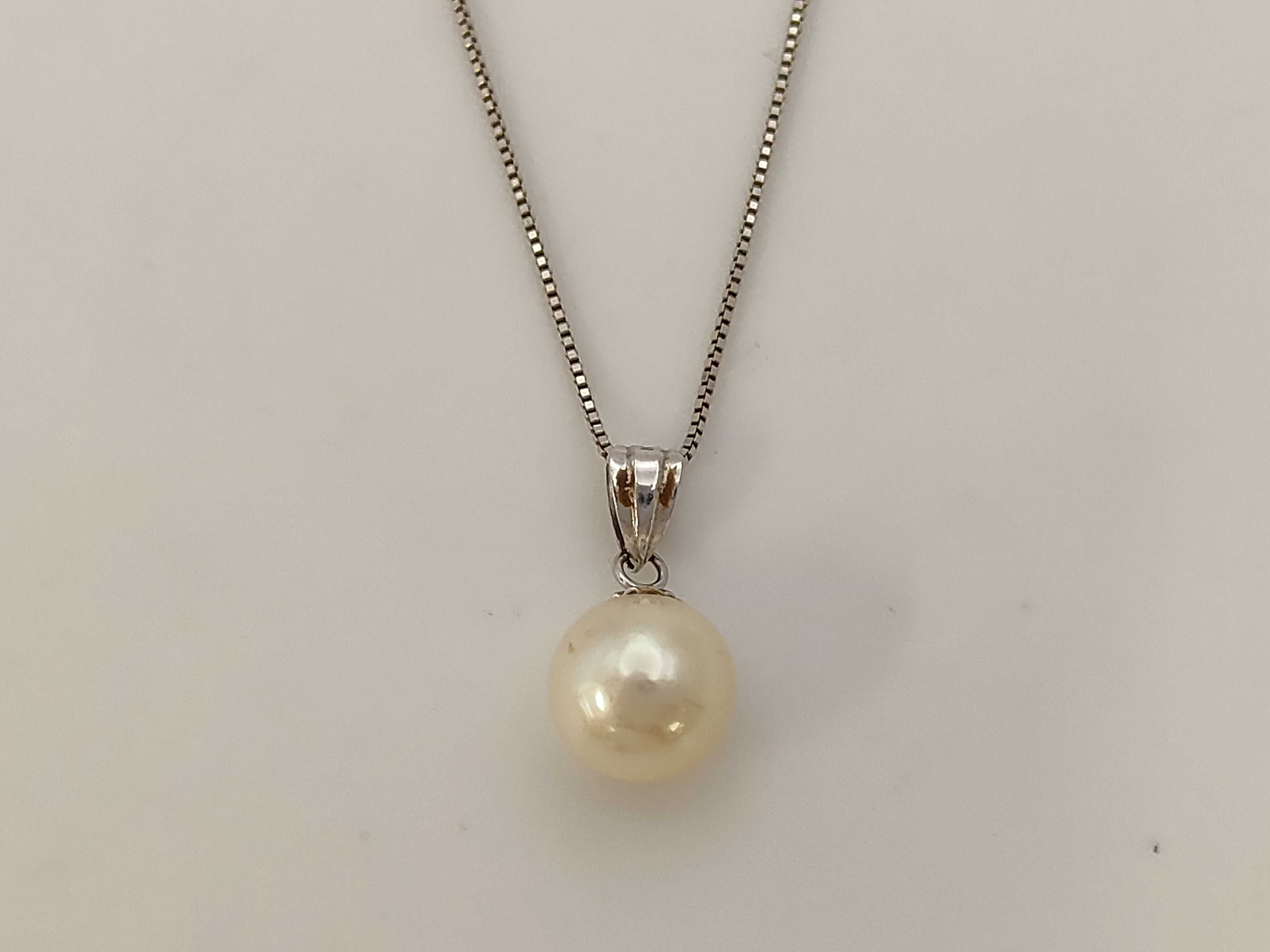 14 Karat White Gold and 8.1mm Cultured Pearl Pendant Necklace