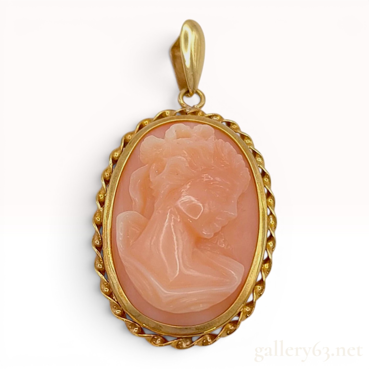 An 18 Karat Yellow Gold and Carved Shell Cameo Pendant