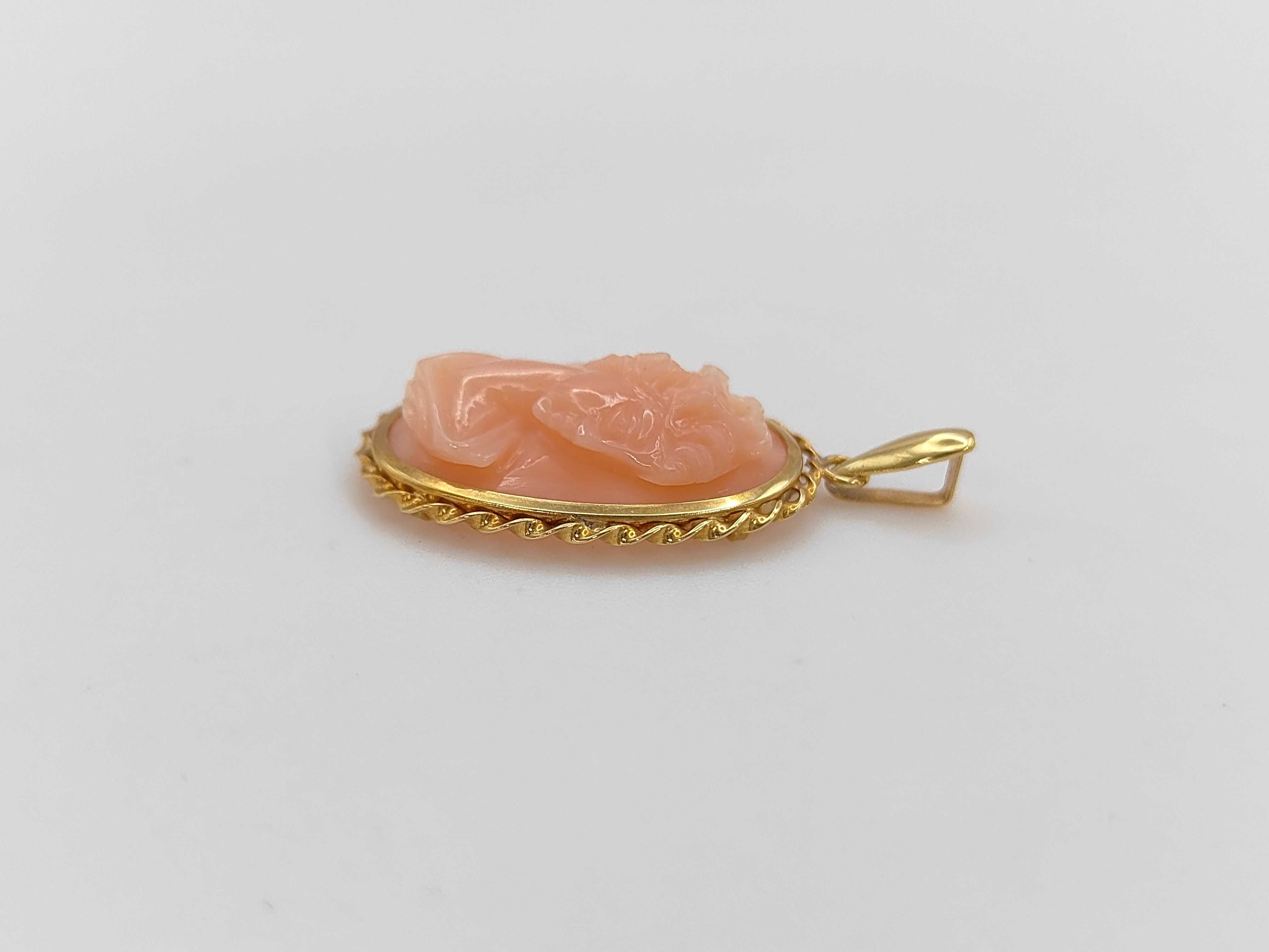An 18 Karat Yellow Gold and Carved Shell Cameo Pendant