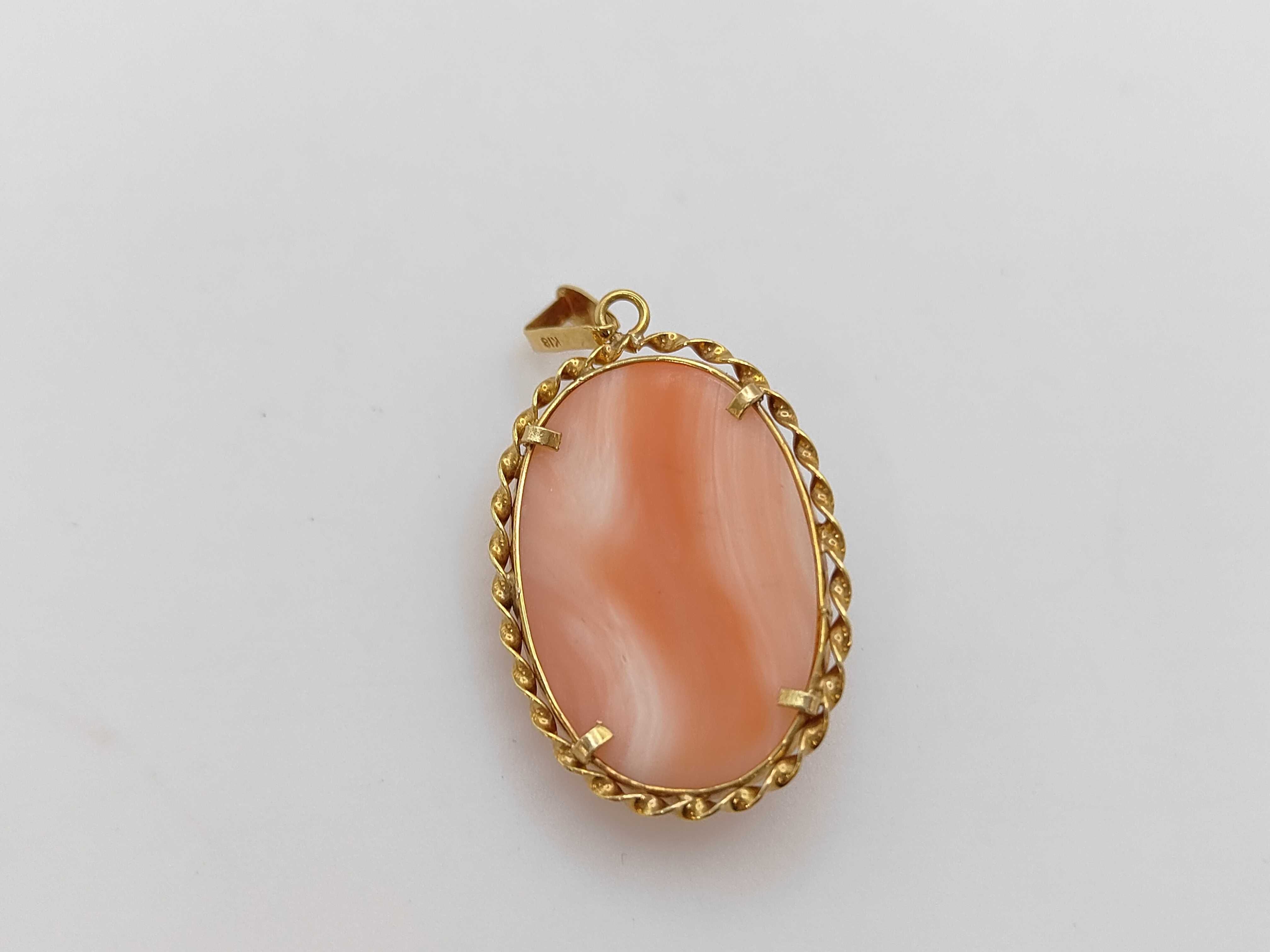 An 18 Karat Yellow Gold and Carved Shell Cameo Pendant