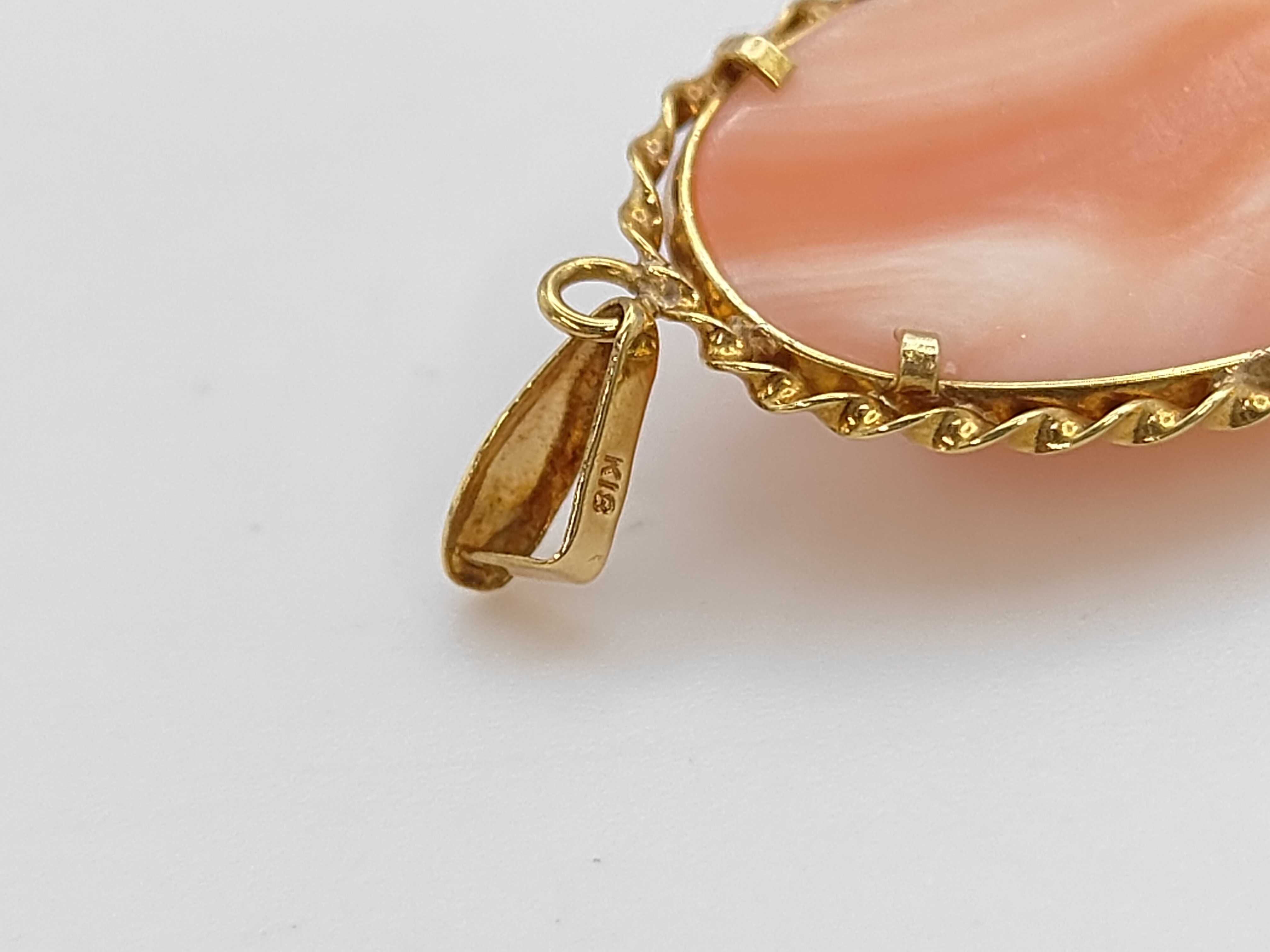 An 18 Karat Yellow Gold and Carved Shell Cameo Pendant