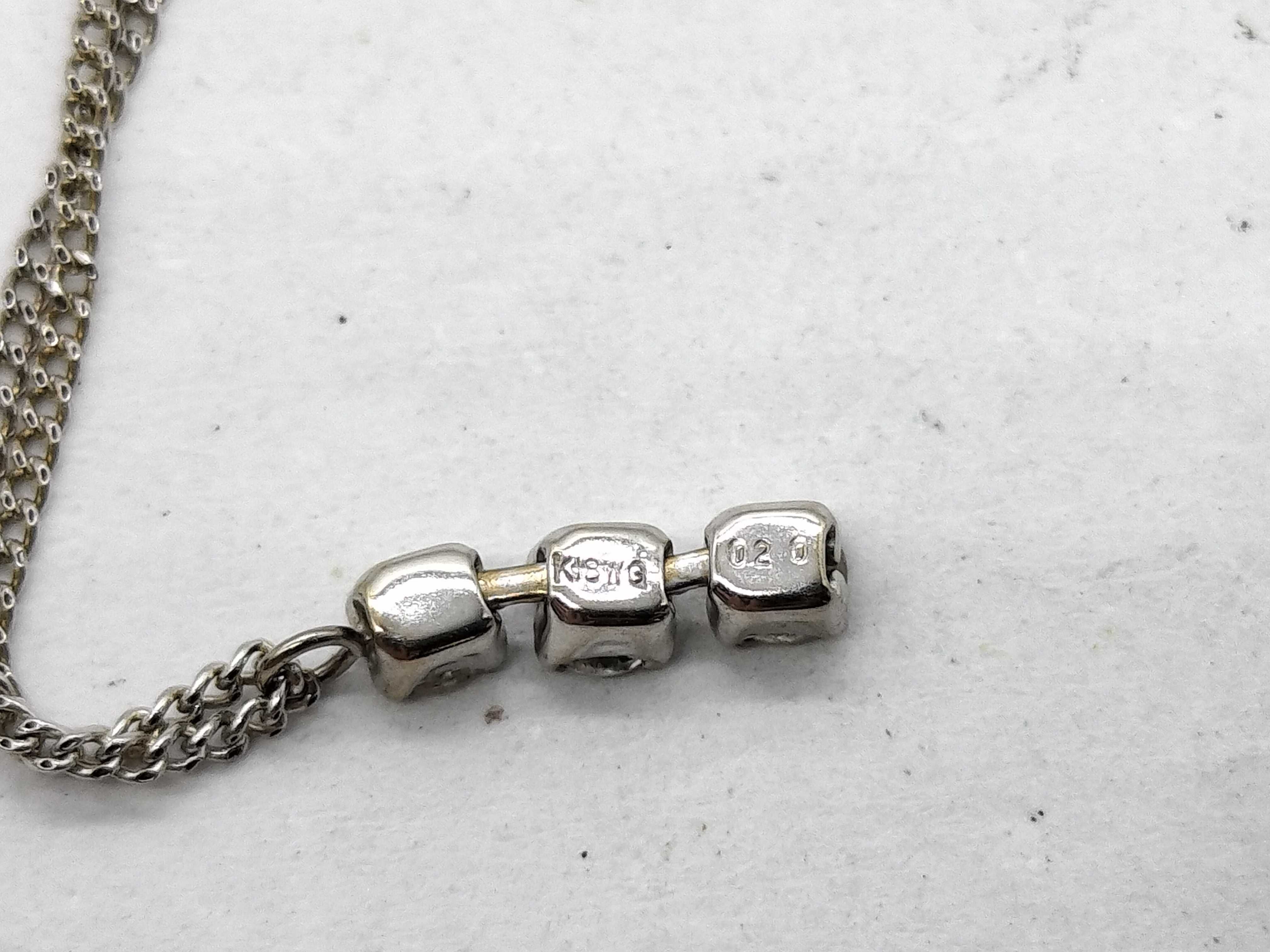 An 18 Karat White Gold and Diamond Three Stone Drop Necklace