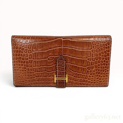 Hermes Alligator Mississippiensis Bearn Long Wallet in Brown with Gold Hardware. A Hermes Bearn 