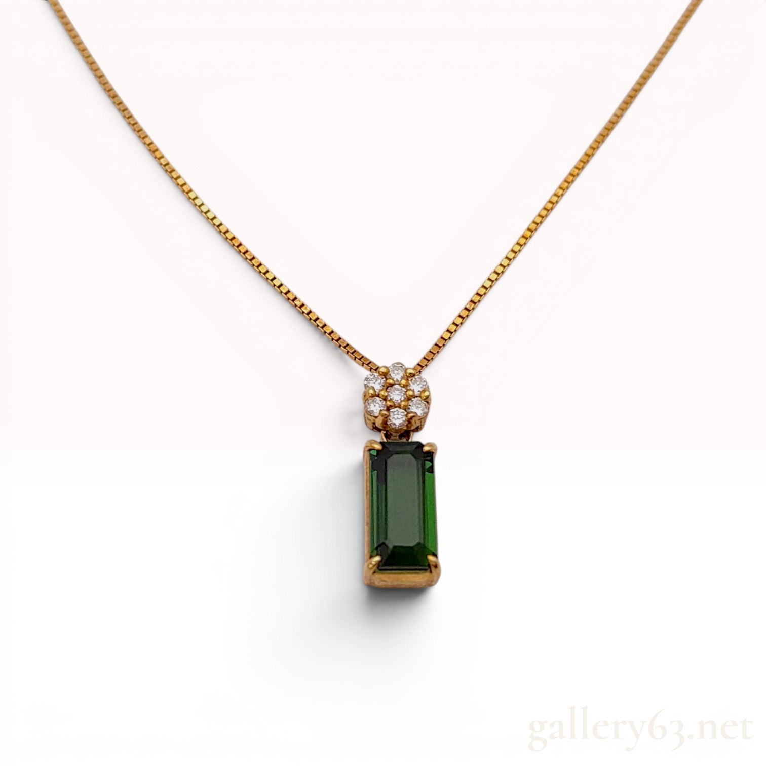 18 Karat Yellow Gold Green Tourmaline and Diamond Pendant Necklace
