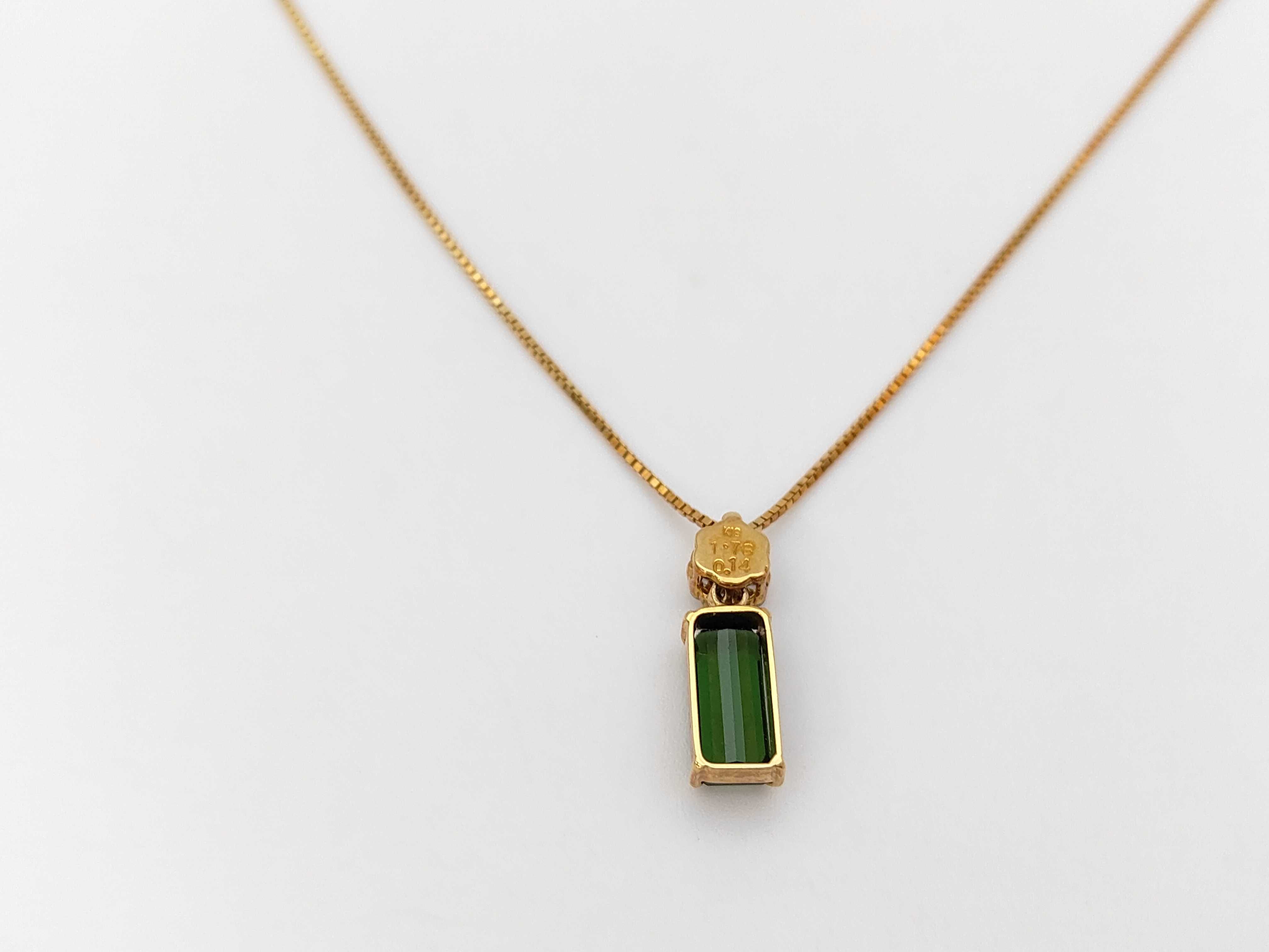 18 Karat Yellow Gold Green Tourmaline and Diamond Pendant Necklace