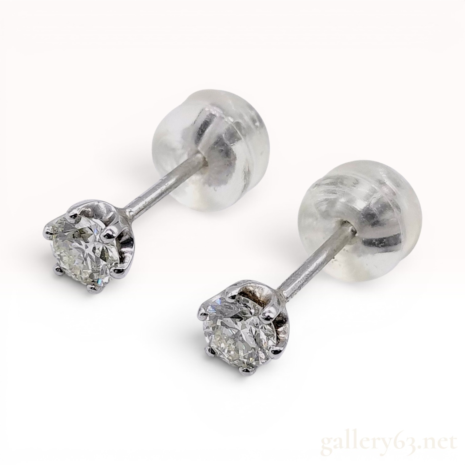 A Pair of Diamond and Pt900 Platinum Stud Earrings