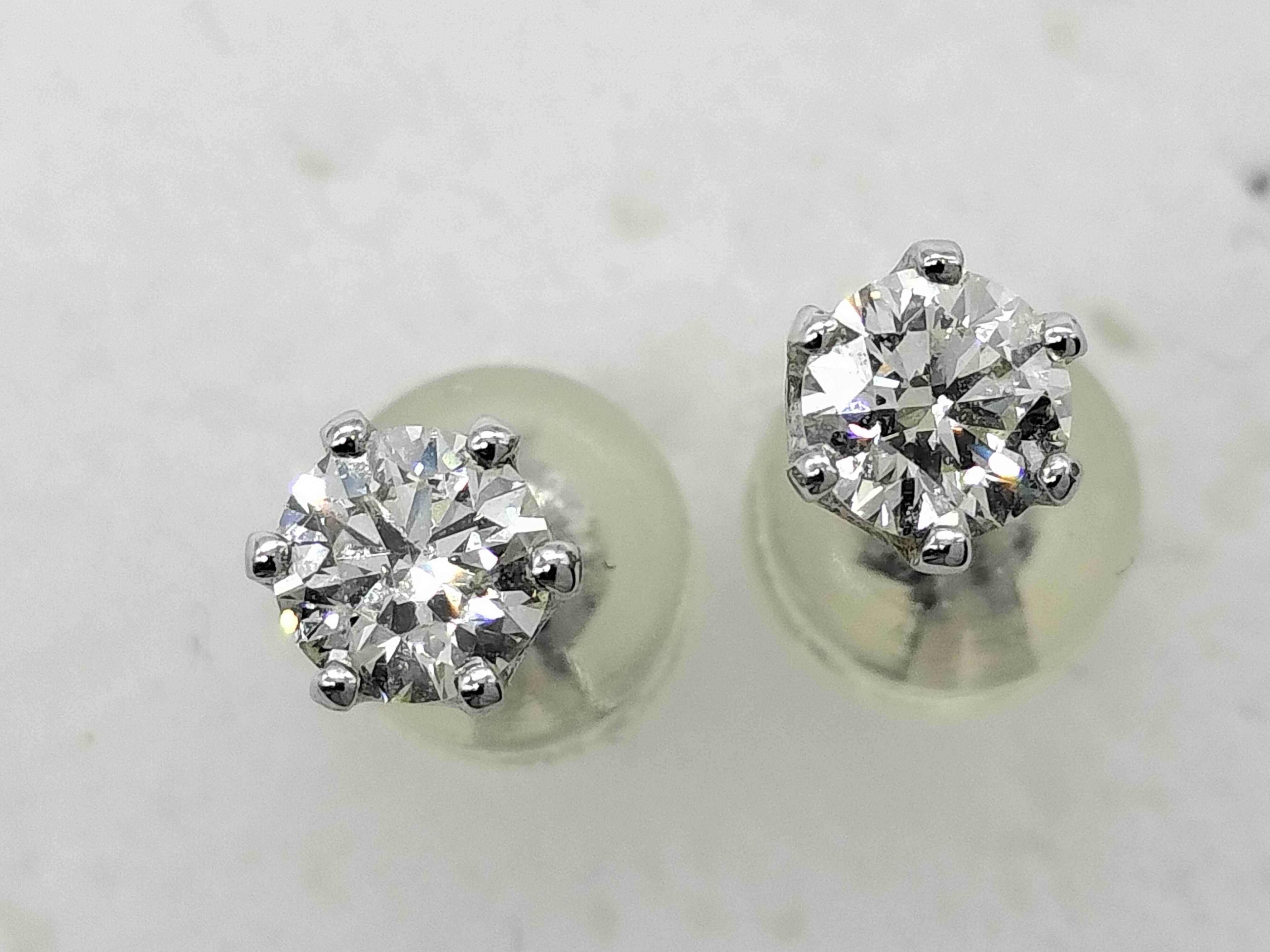A Pair of Diamond and Pt900 Platinum Stud Earrings
