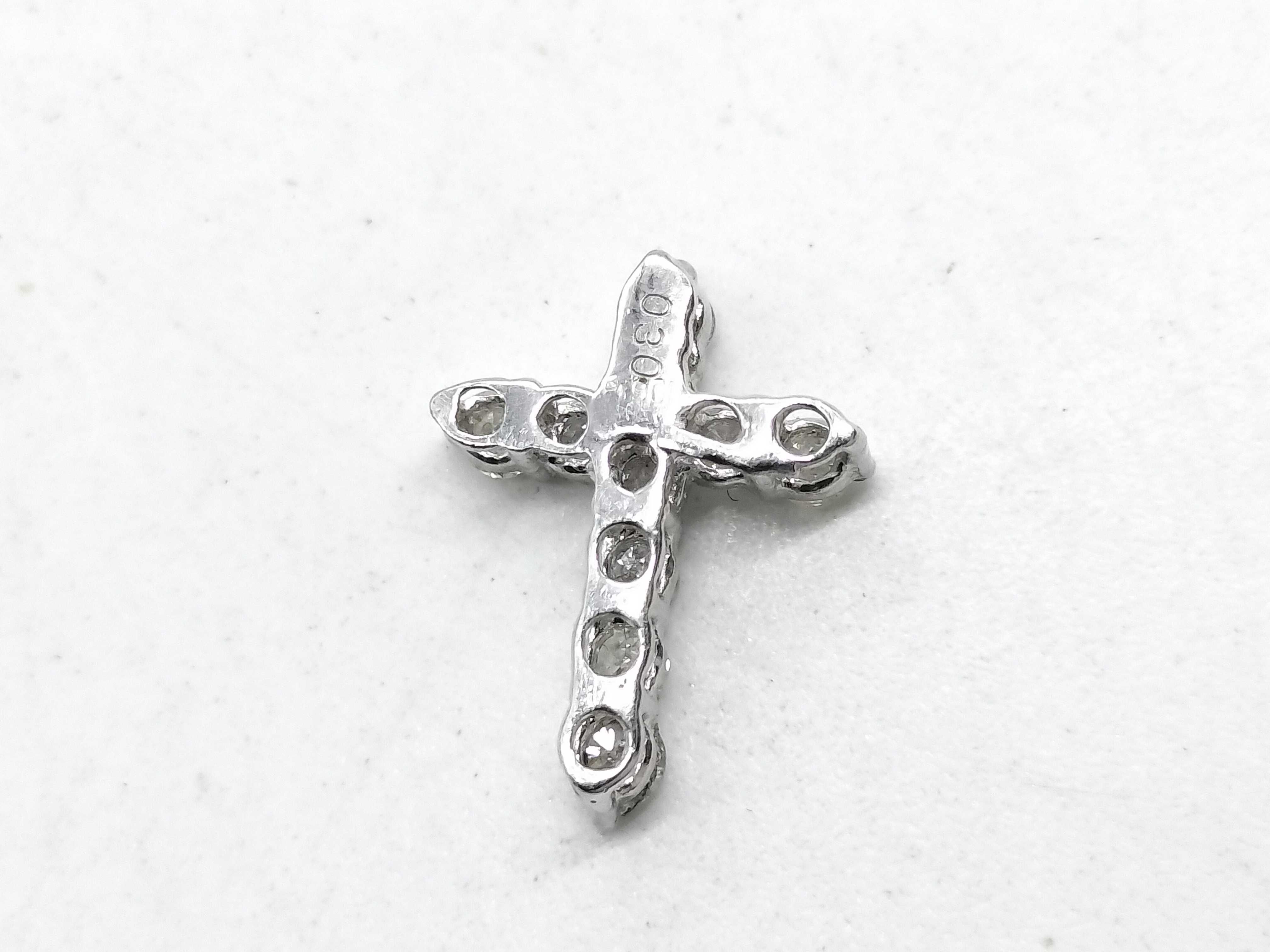 Natural Diamond Cross Pendant in Pt900 Platinum