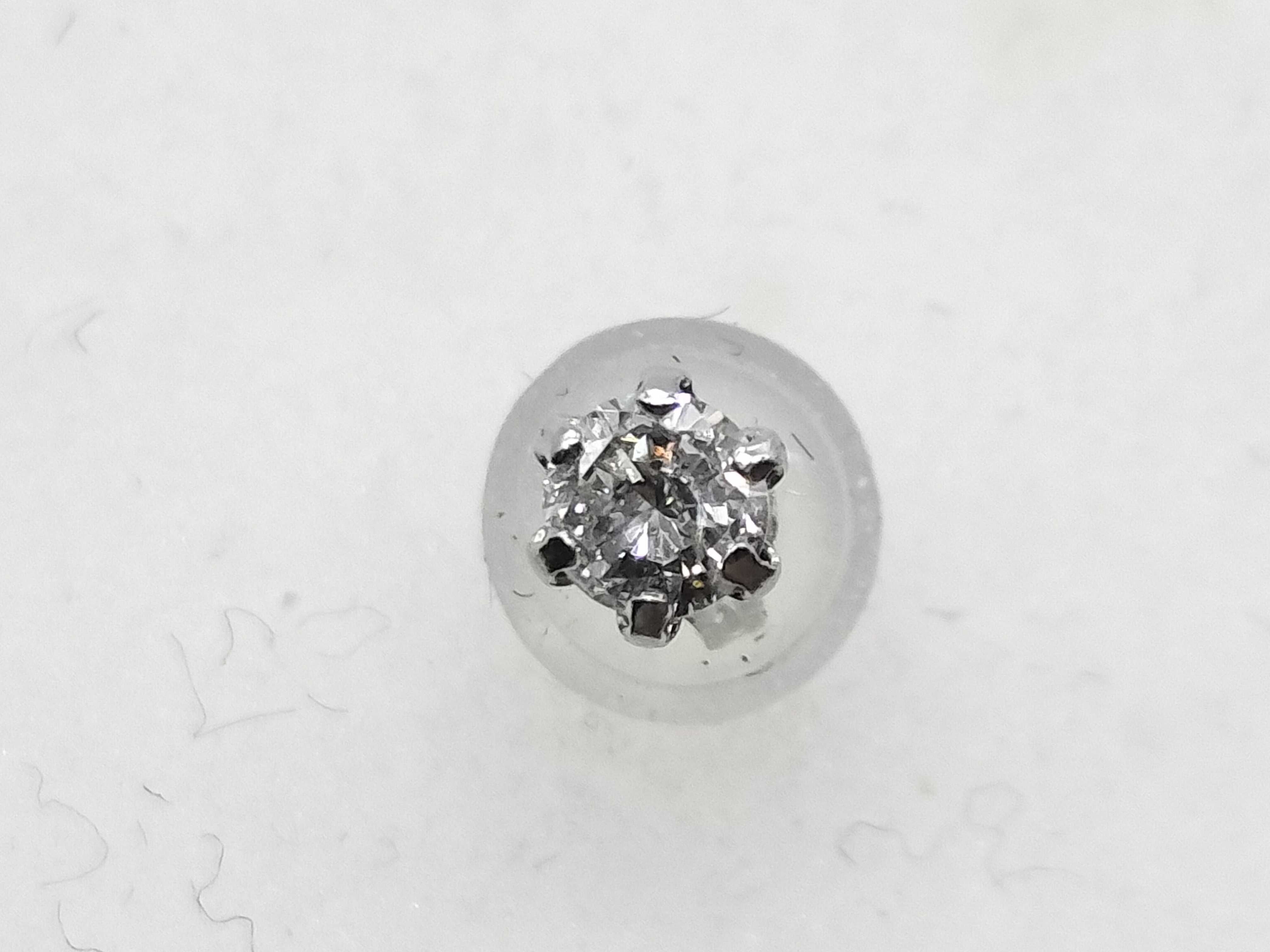 A Pair of Natural Diamond and Pt900 Platinum Stud Earrings