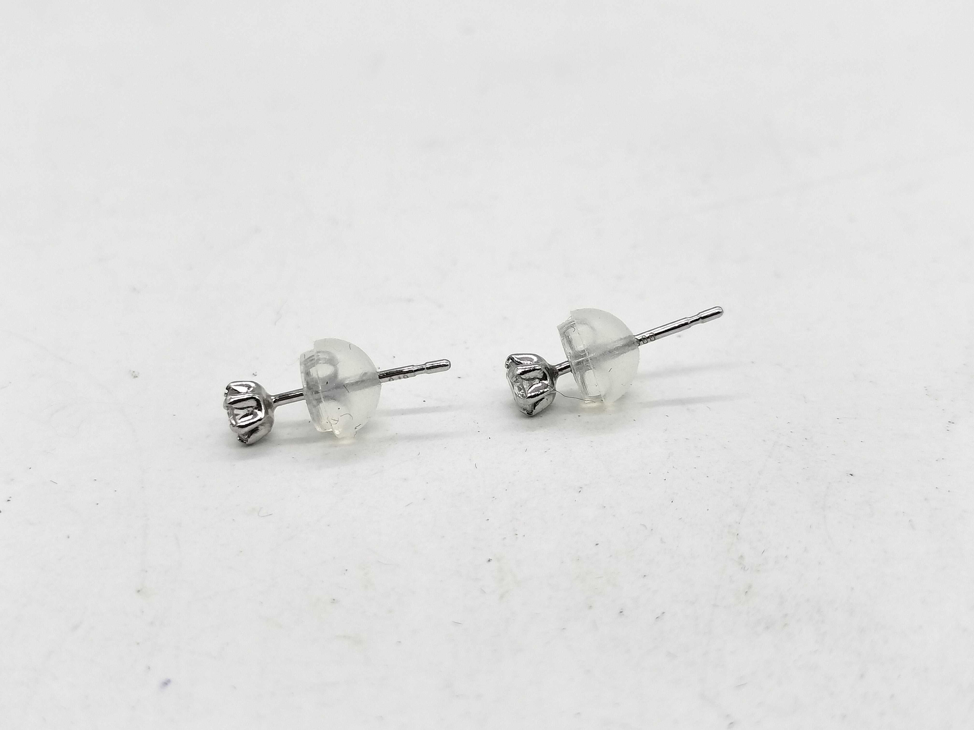 A Pair of Natural Diamond and Pt900 Platinum Stud Earrings