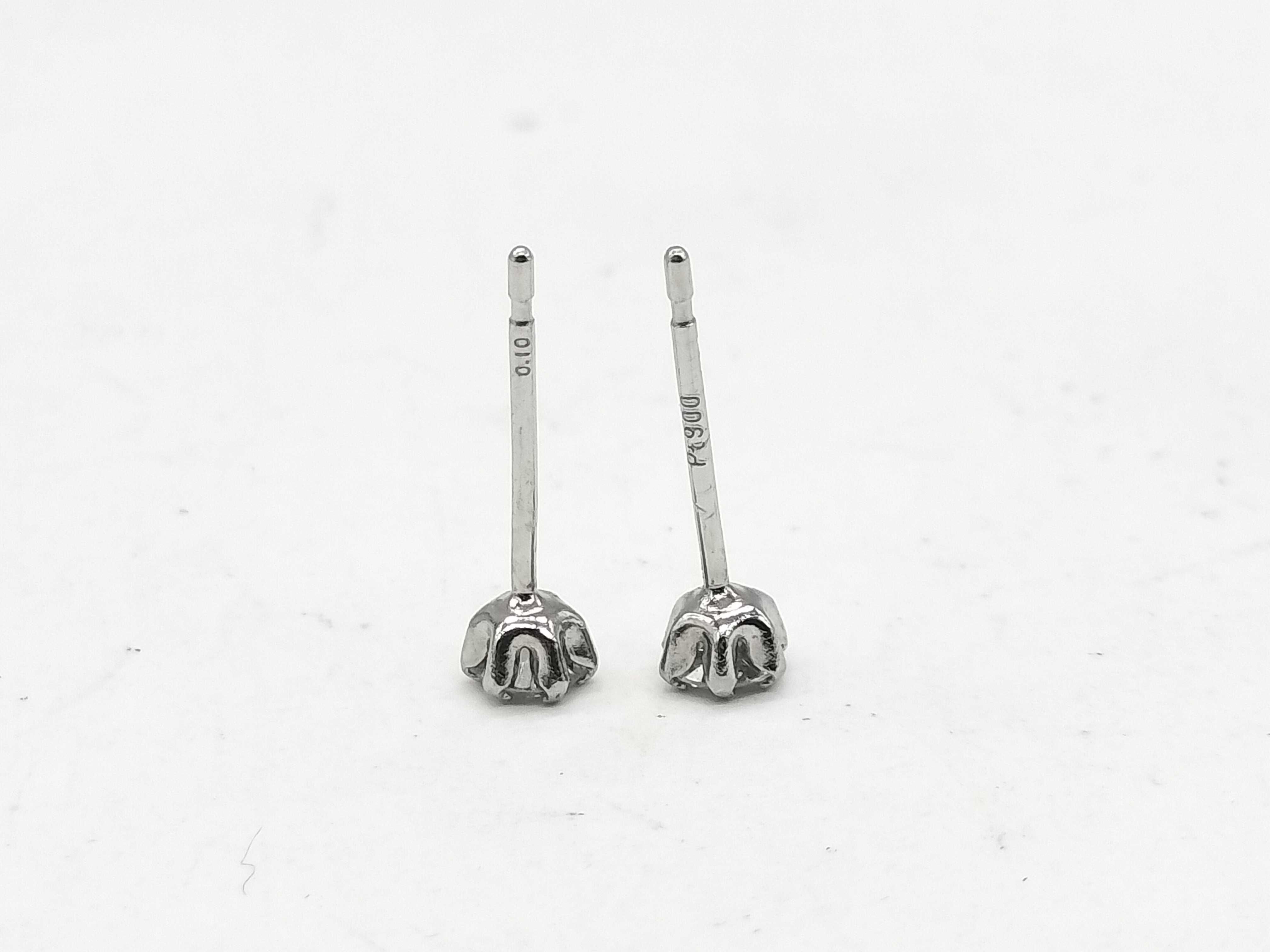 A Pair of Natural Diamond and Pt900 Platinum Stud Earrings