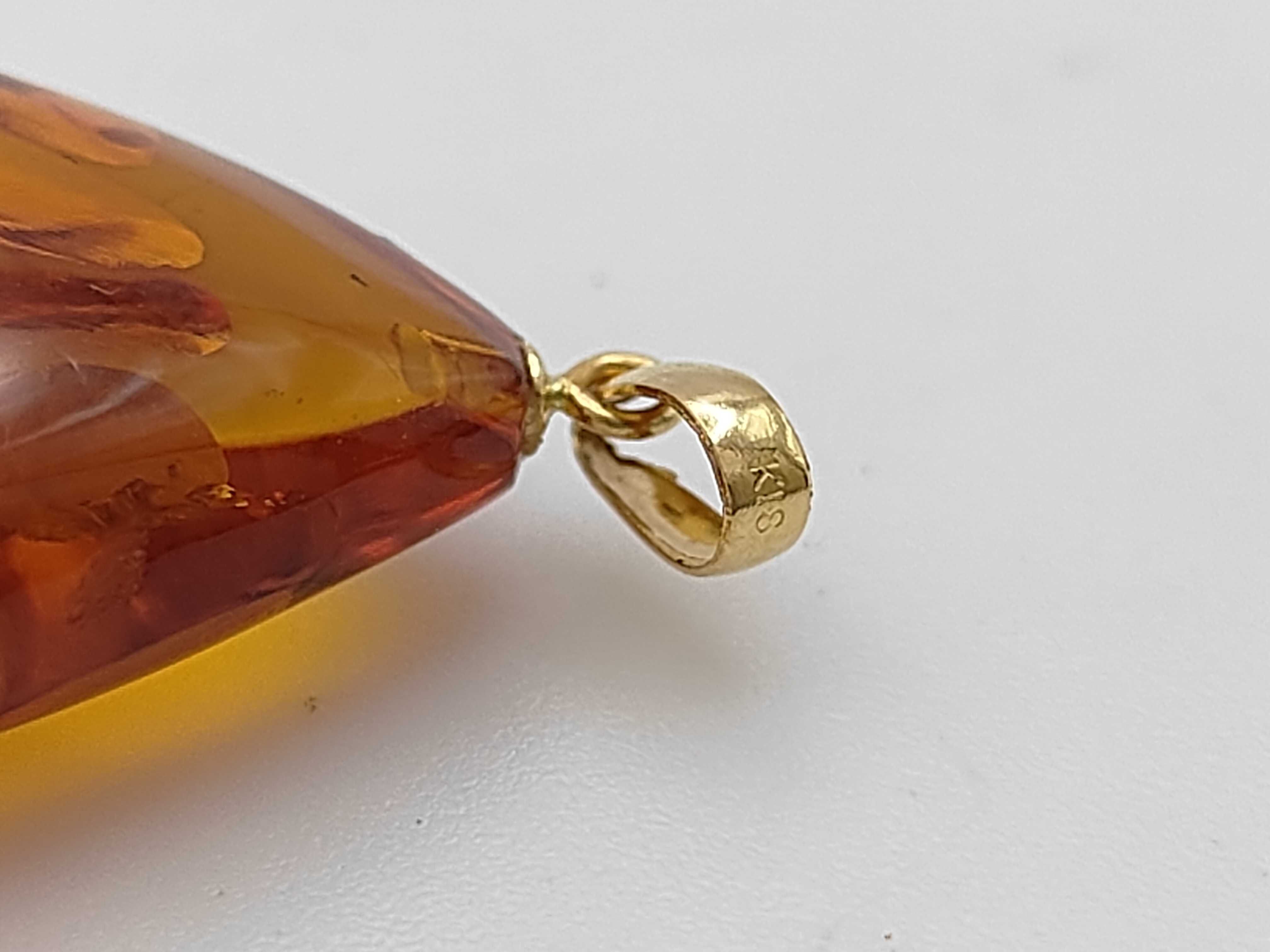 Baltic Amber and 18K Yellow Gold Teardrop Pendant