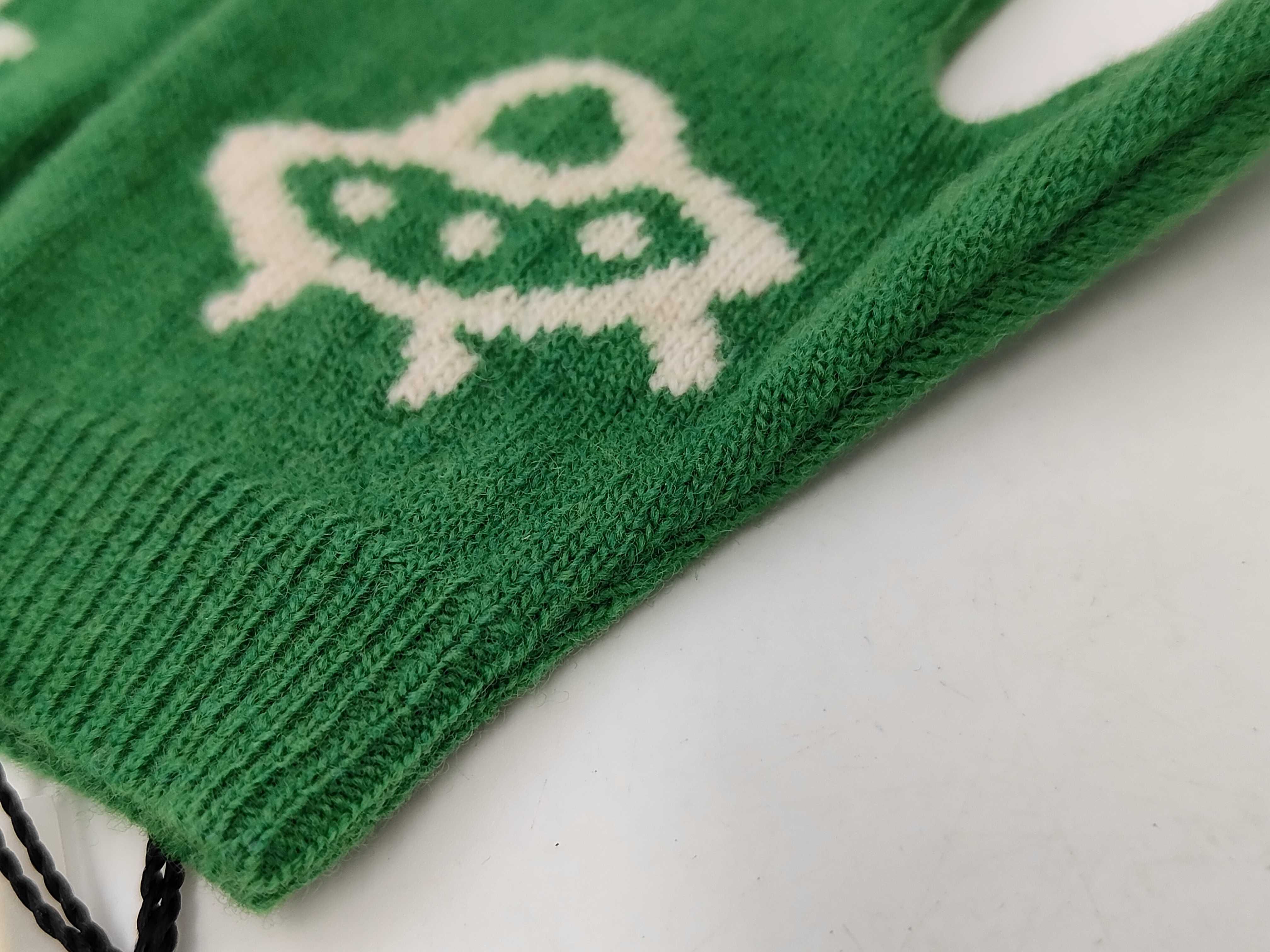 A Pair of Gucci Child's Green Wool Mittens with GG and UFO Intarsia