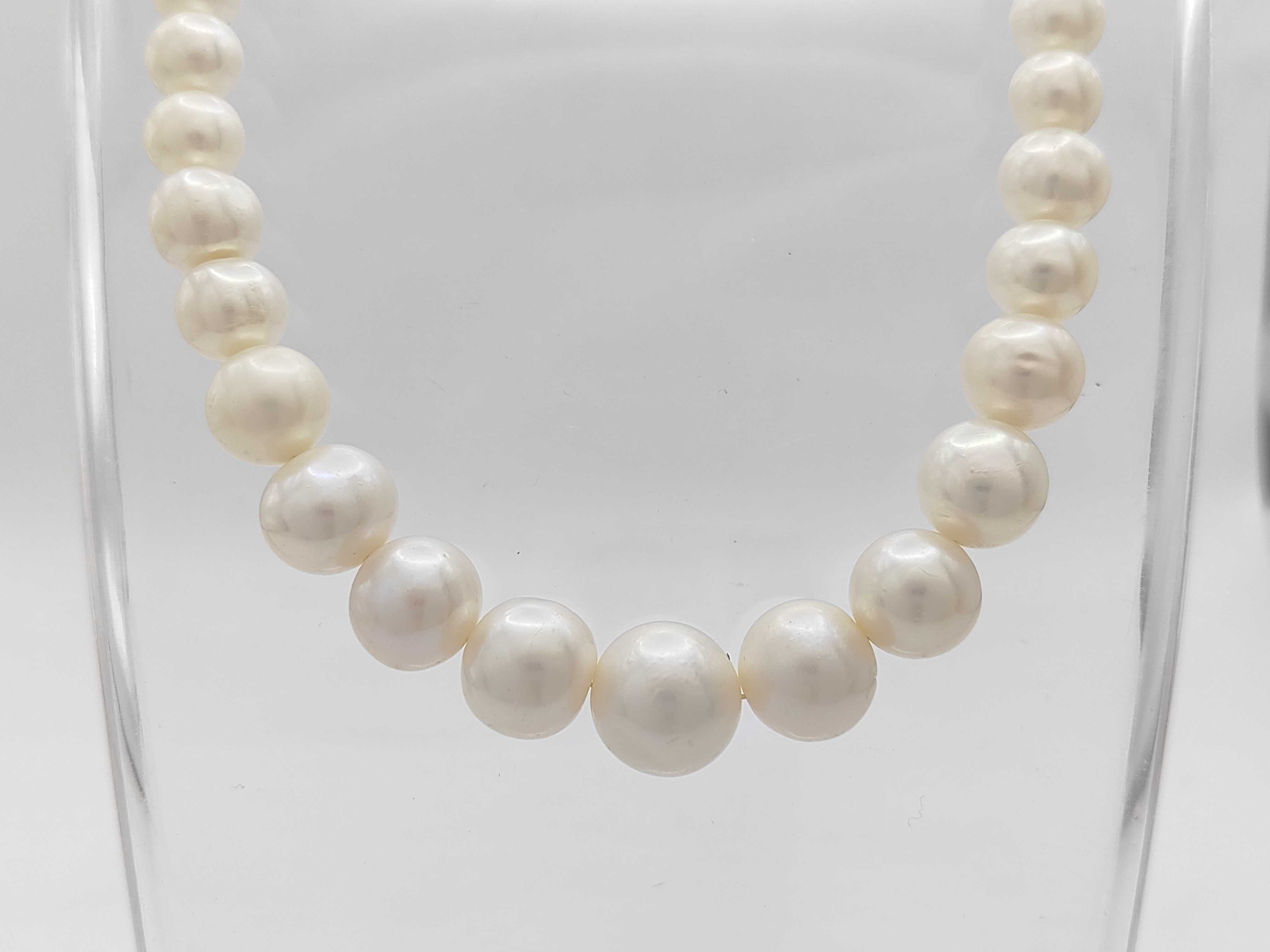 Graduated White Cultured Pearl Strand Necklace with Silver Floral Clasp