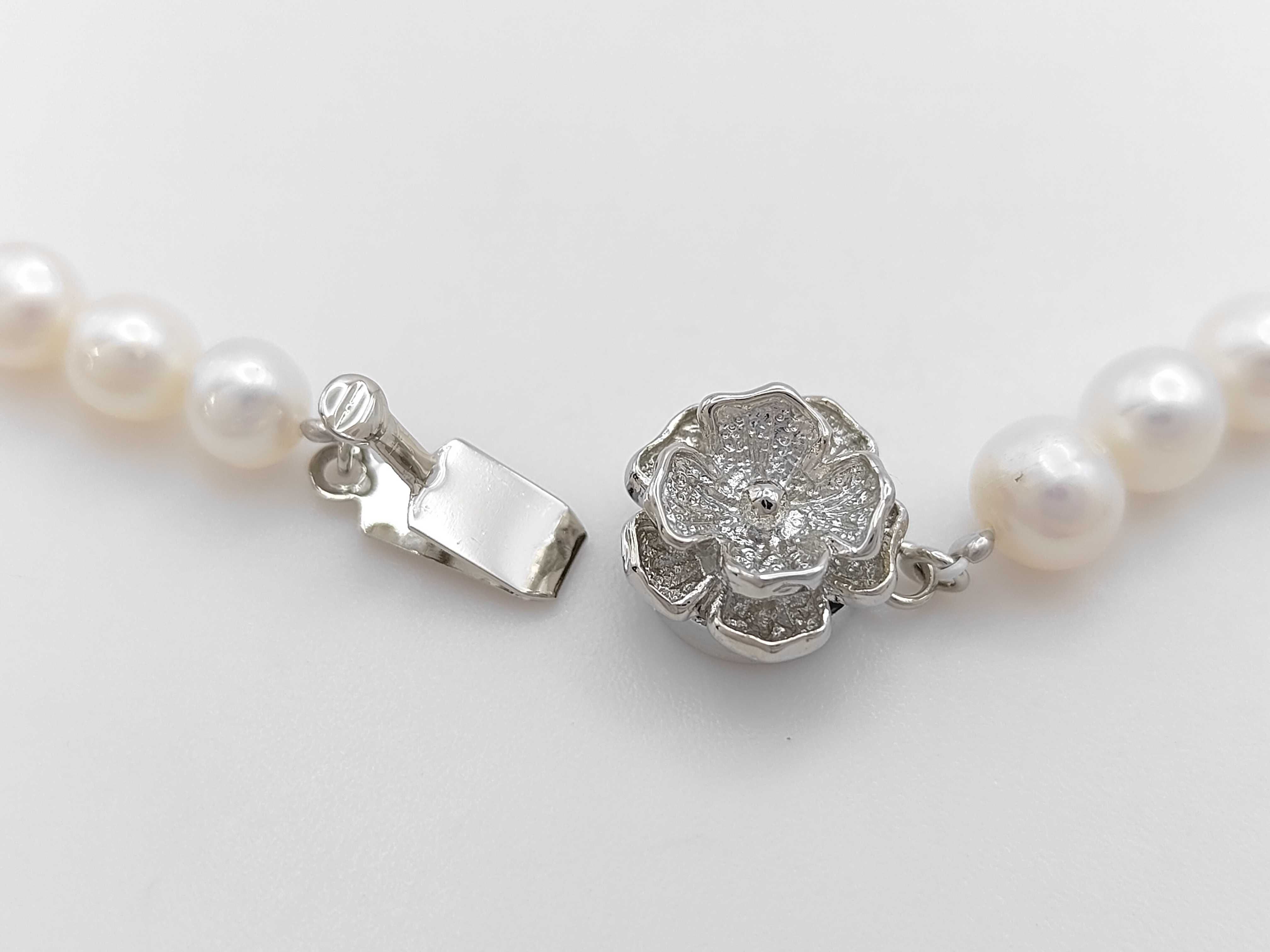 Graduated White Cultured Pearl Strand Necklace with Silver Floral Clasp