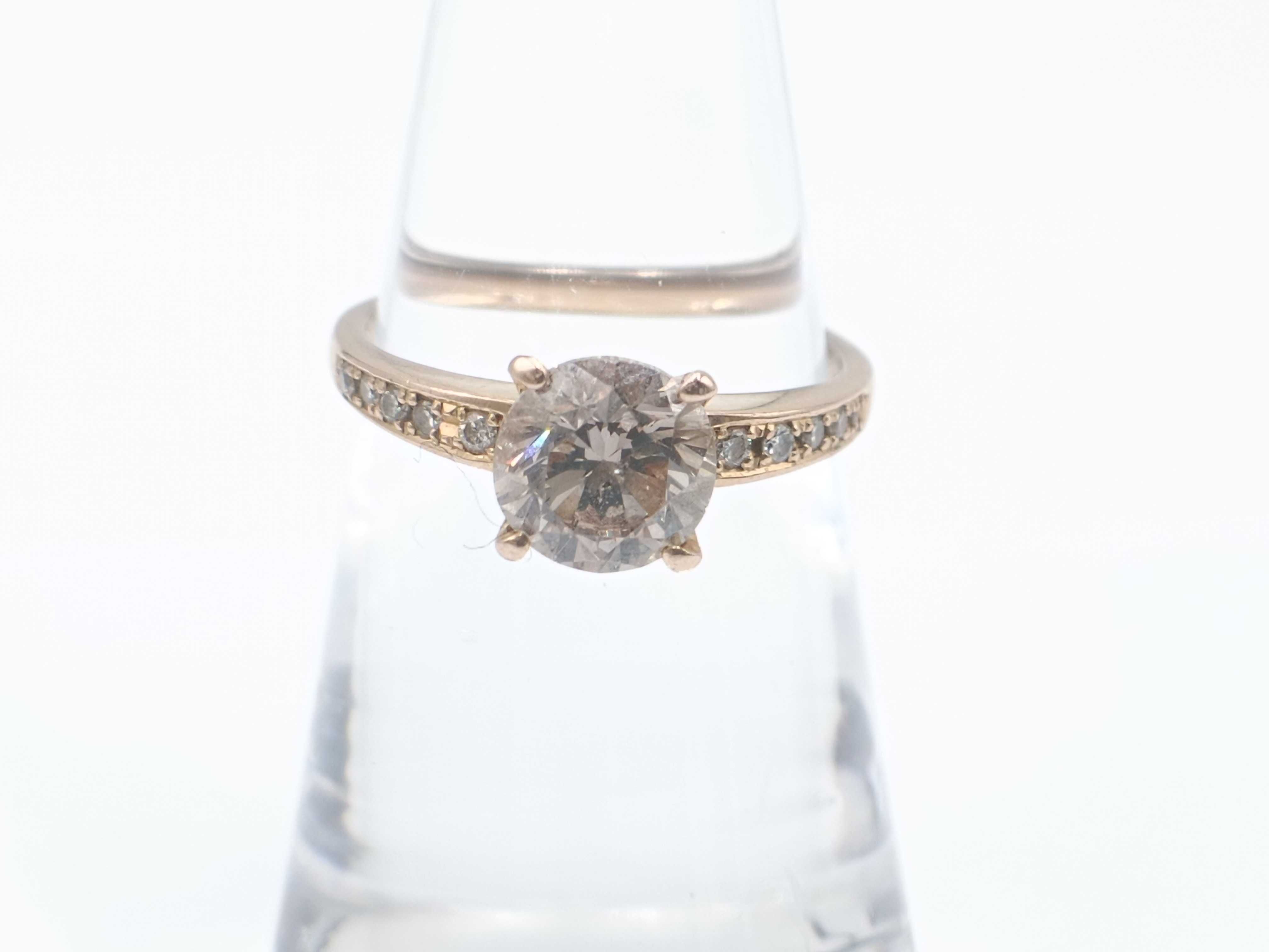 18K Gold Ring with 1.34 Carat Round Brilliant Cut Champagne Diamond and Accent Diamonds