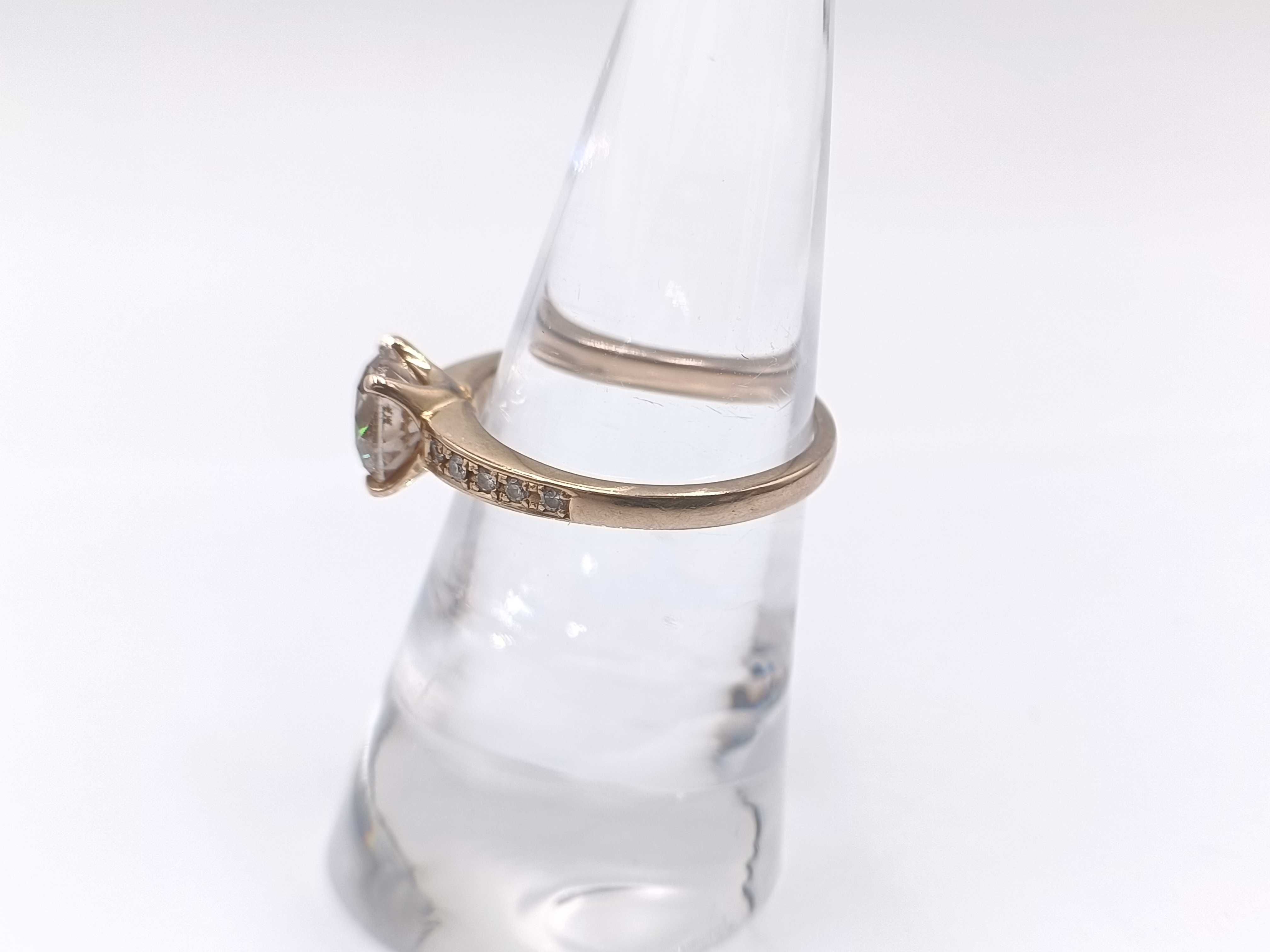 18K Gold Ring with 1.34 Carat Round Brilliant Cut Champagne Diamond and Accent Diamonds