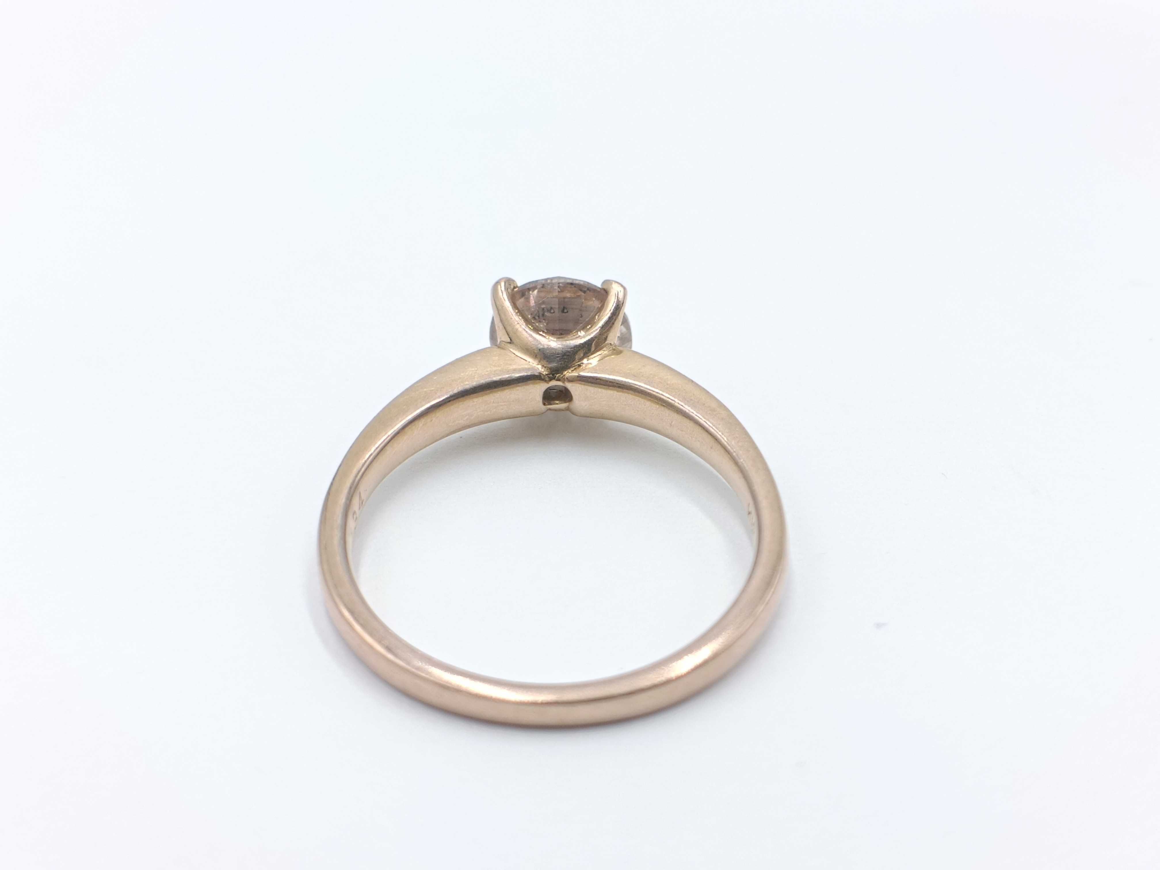 18K Gold Ring with 1.34 Carat Round Brilliant Cut Champagne Diamond and Accent Diamonds