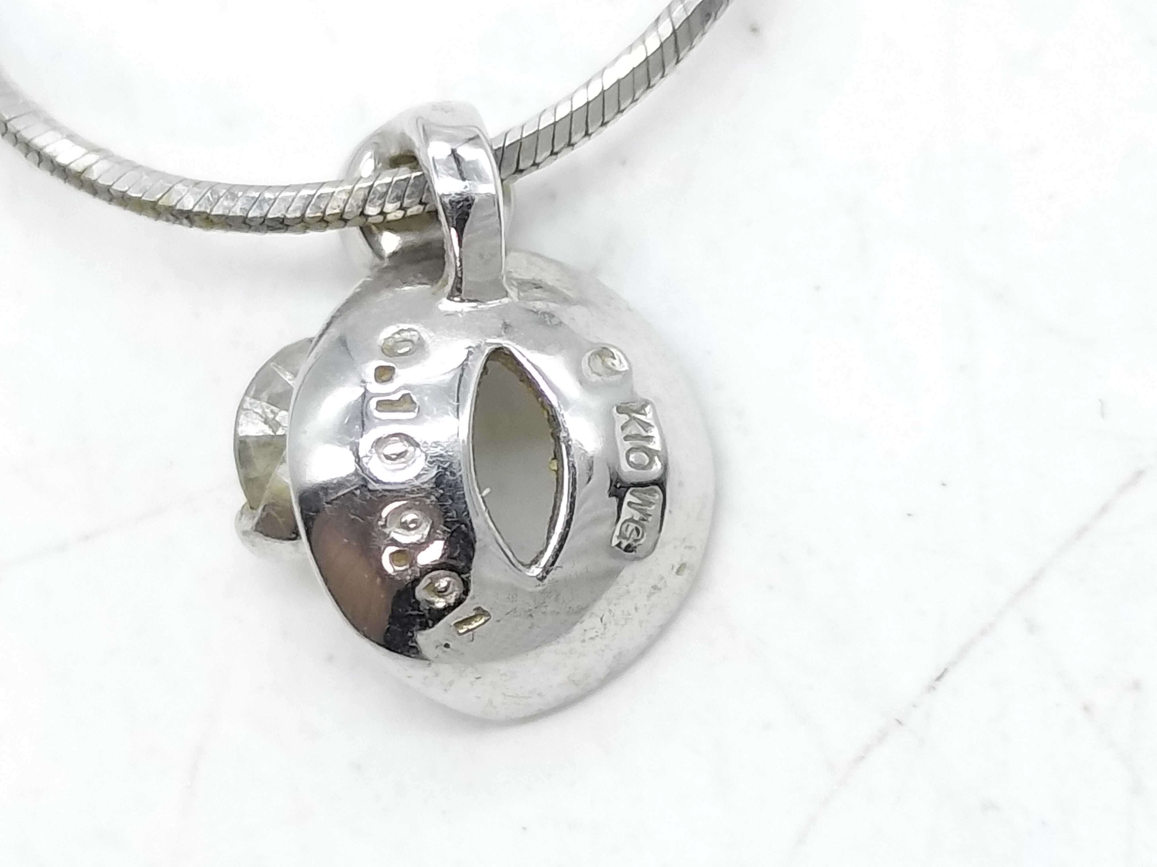 10K White Gold and Diamond Pendant Necklace